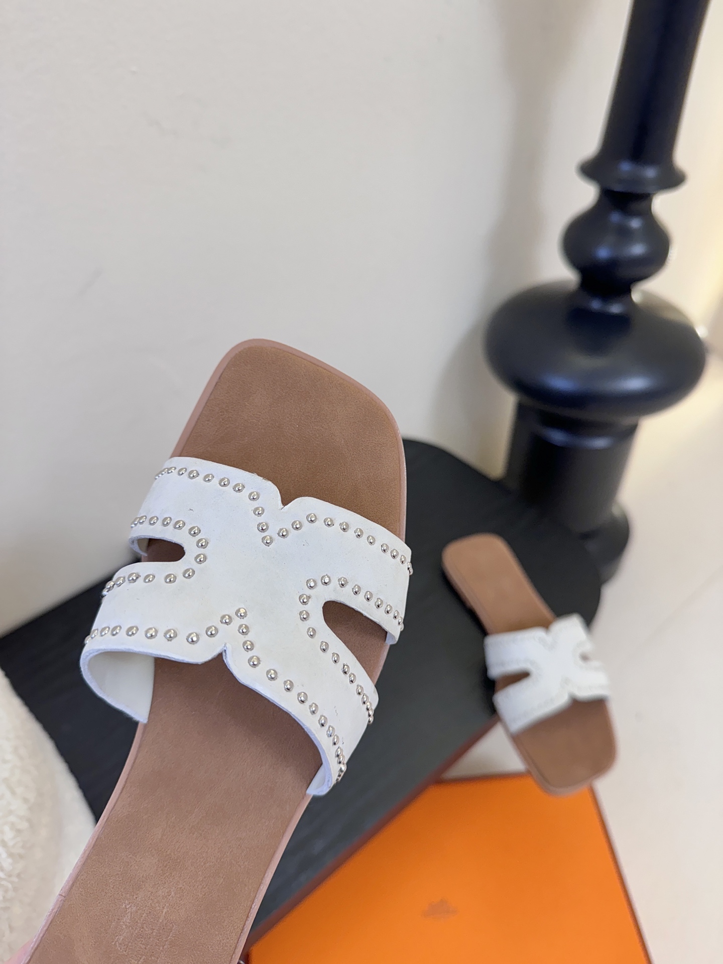 ❥SNGG简介｜简约H拖H拖在人潮中脱颖而出，是一件很好搭配的时髦单品，黑色的沉稳气质轻松百搭，加上经典