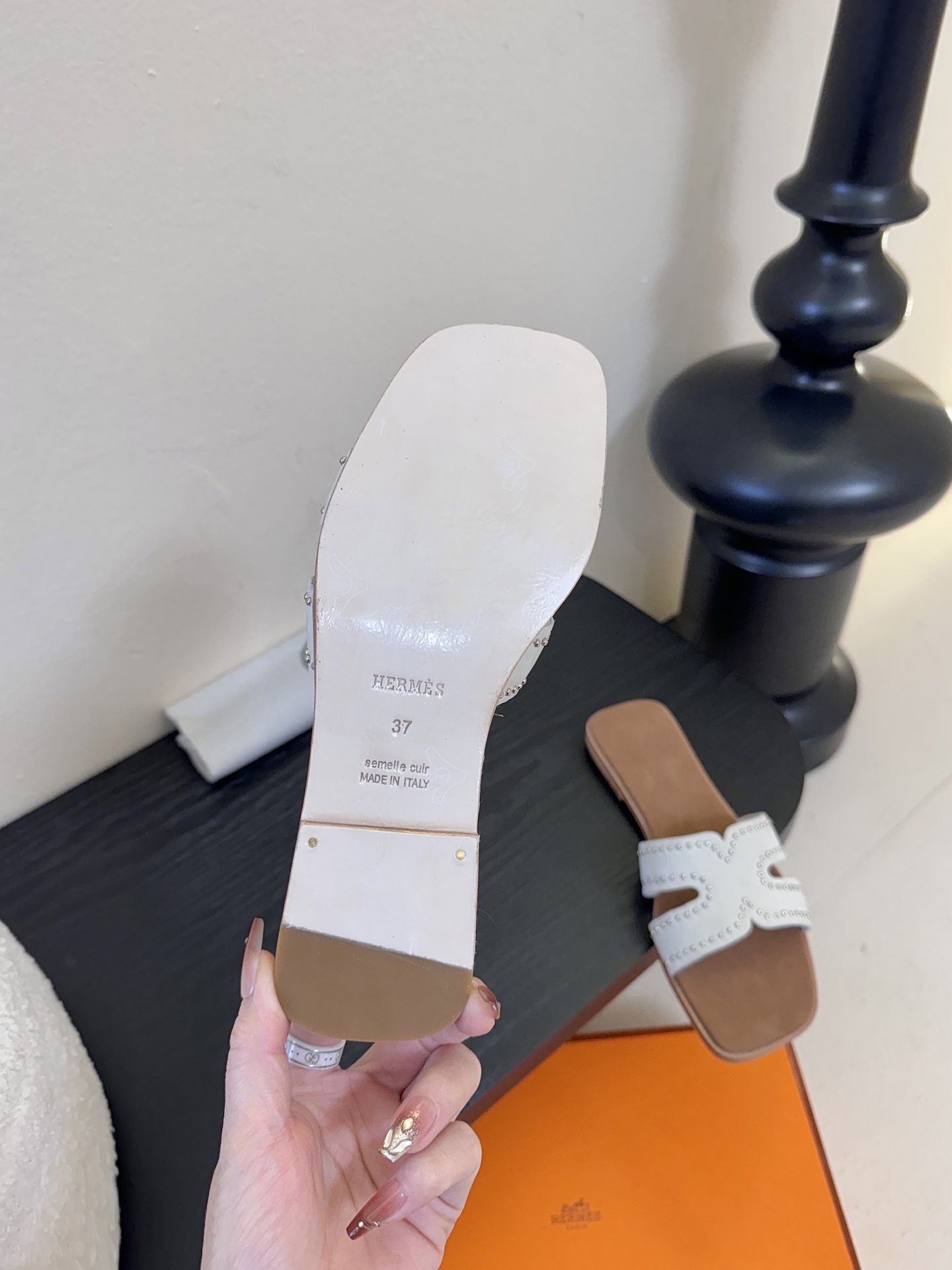 ❥SNGG简介｜简约H拖H拖在人潮中脱颖而出，是一件很好搭配的时髦单品，黑色的沉稳气质轻松百搭，加上经典