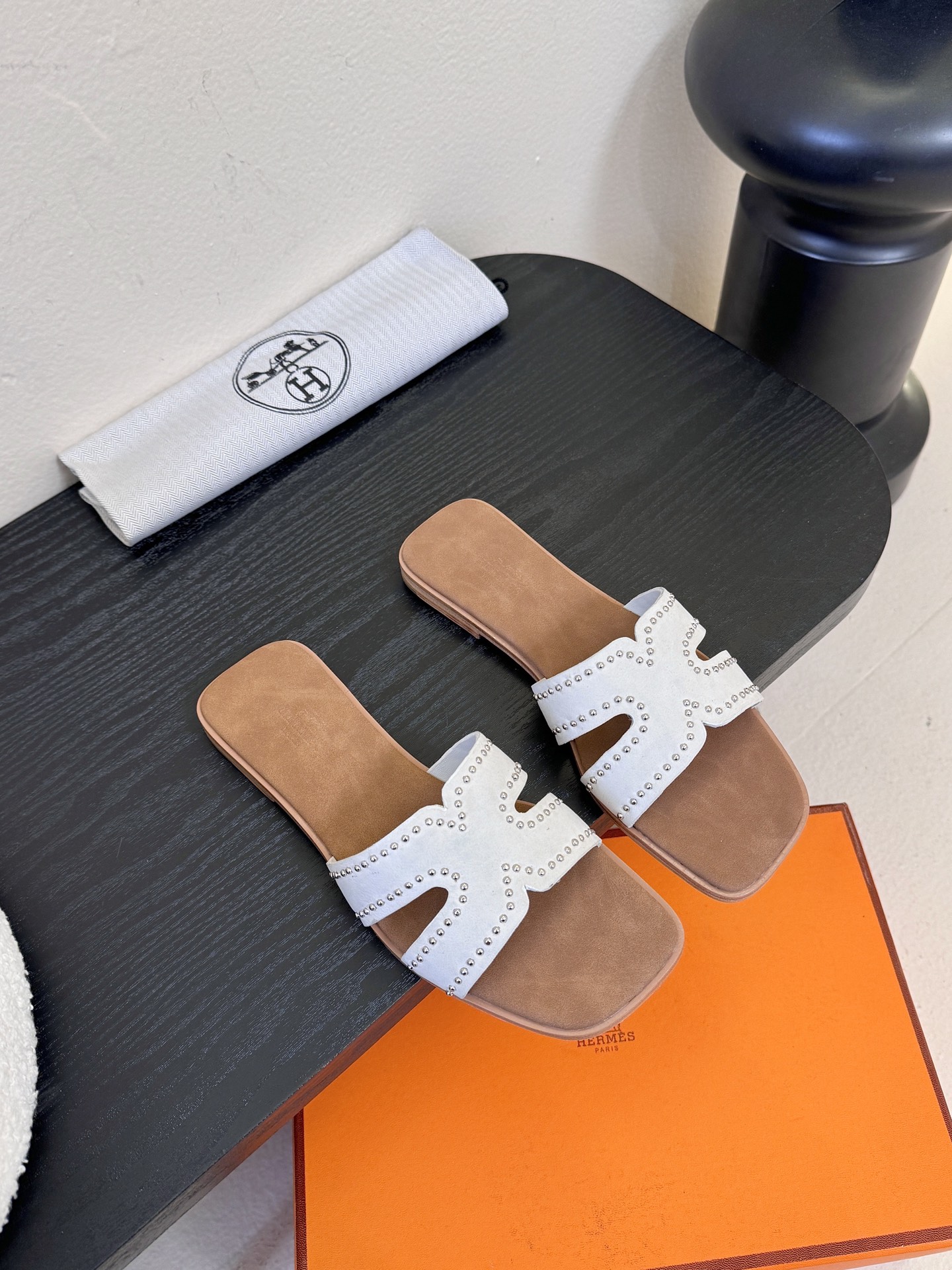 ❥SNGG简介｜简约H拖H拖在人潮中脱颖而出，是一件很好搭配的时髦单品，黑色的沉稳气质轻松百搭，加上经典