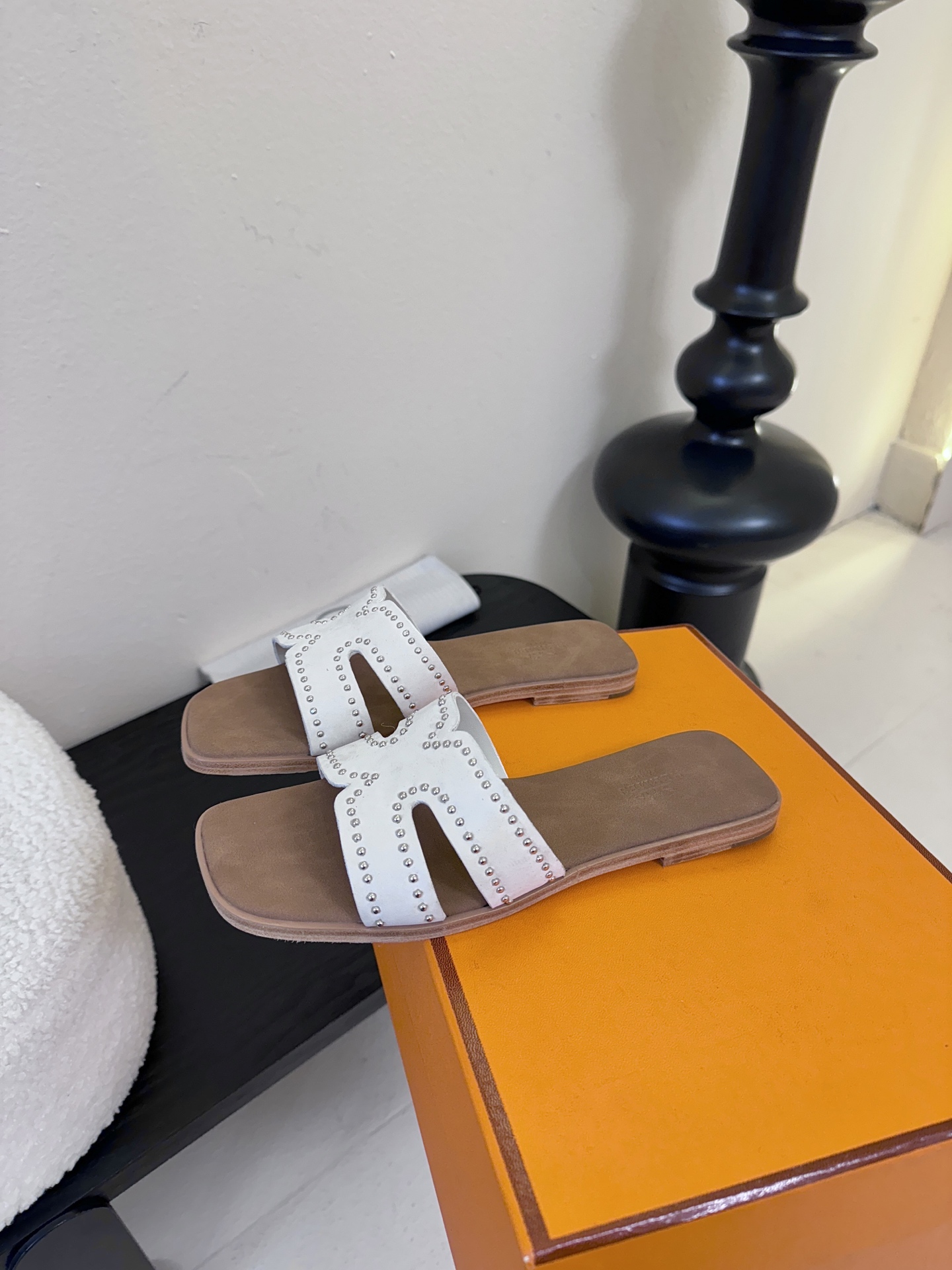 ❥SNGG简介｜简约H拖H拖在人潮中脱颖而出，是一件很好搭配的时髦单品，黑色的沉稳气质轻松百搭，加上经典