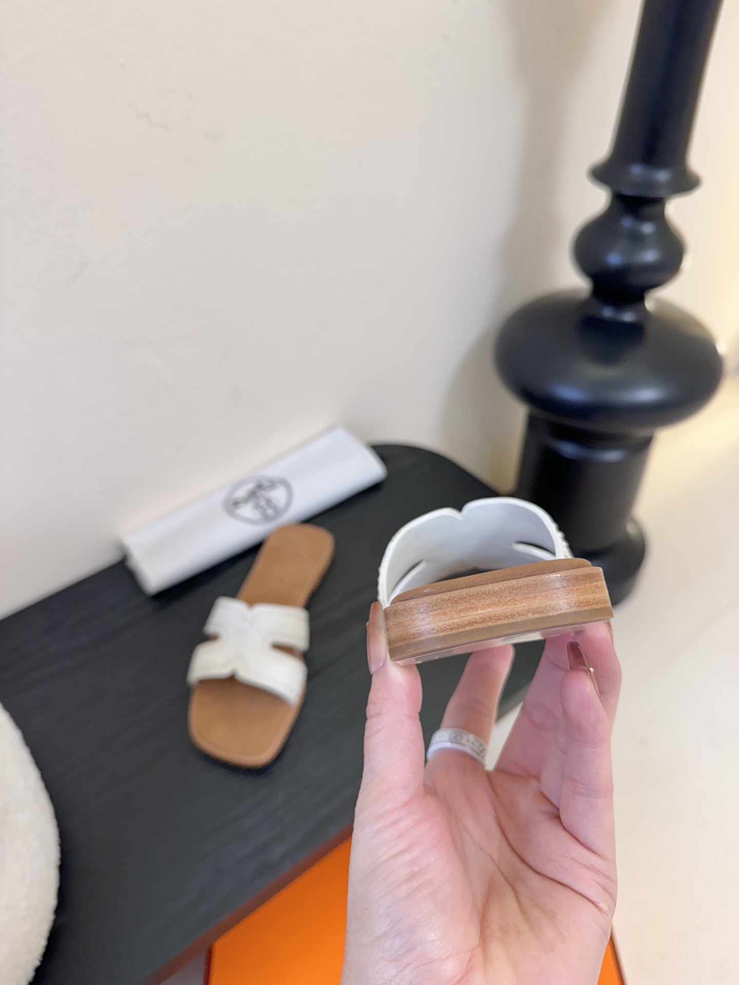 ❥SNGG简介｜简约H拖H拖在人潮中脱颖而出，是一件很好搭配的时髦单品，黑色的沉稳气质轻松百搭，加上经典