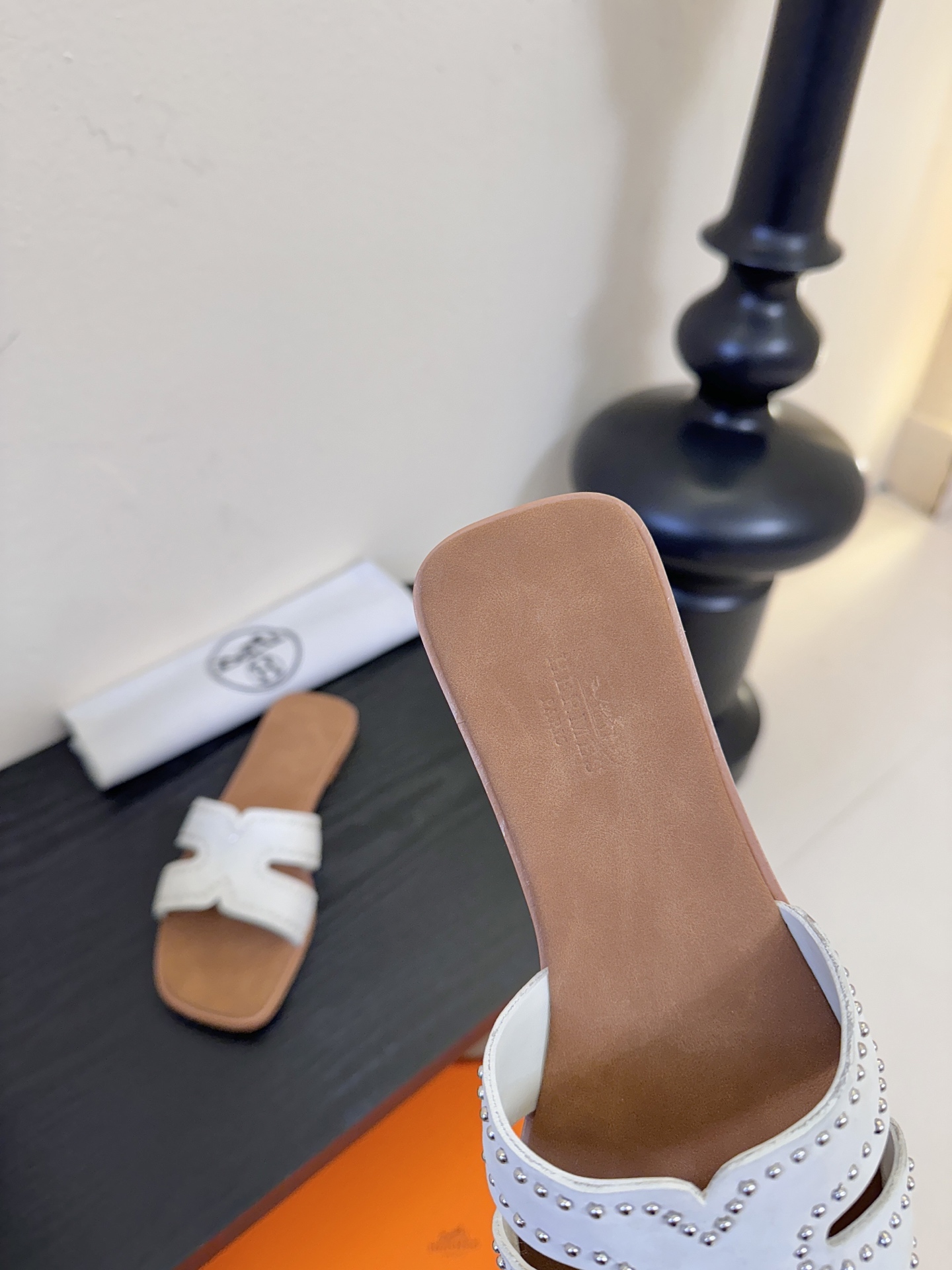 ❥SNGG简介｜简约H拖H拖在人潮中脱颖而出，是一件很好搭配的时髦单品，黑色的沉稳气质轻松百搭，加上经典