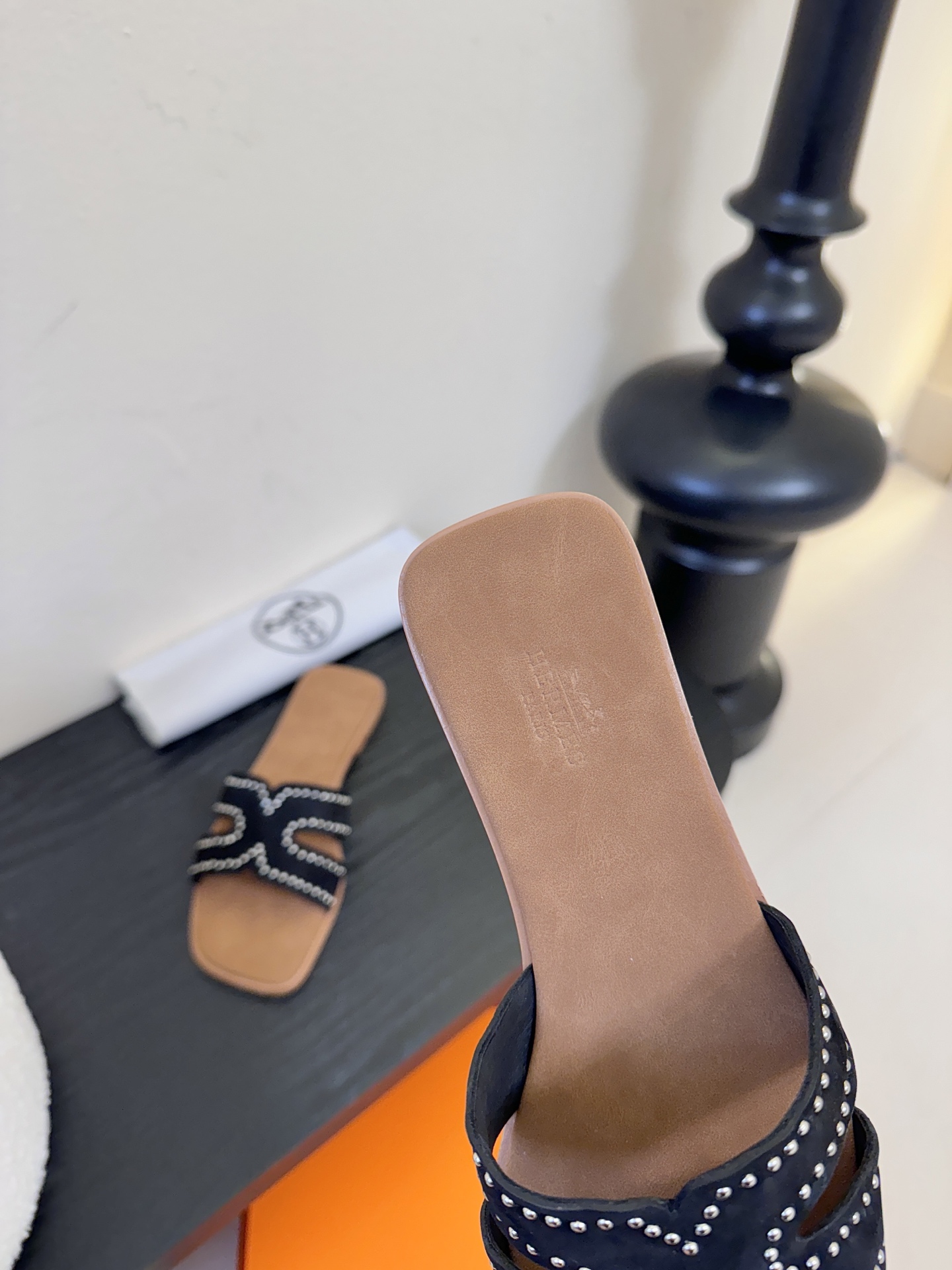 ❥SNGG简介｜简约H拖H拖在人潮中脱颖而出，是一件很好搭配的时髦单品，黑色的沉稳气质轻松百搭，加上经典