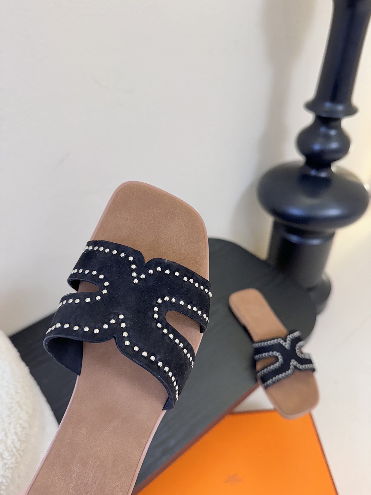 ❥SNGG简介｜简约H拖H拖在人潮中脱颖而出，是一件很好搭配的时髦单品，黑色的沉稳气质轻松百搭，加上经典