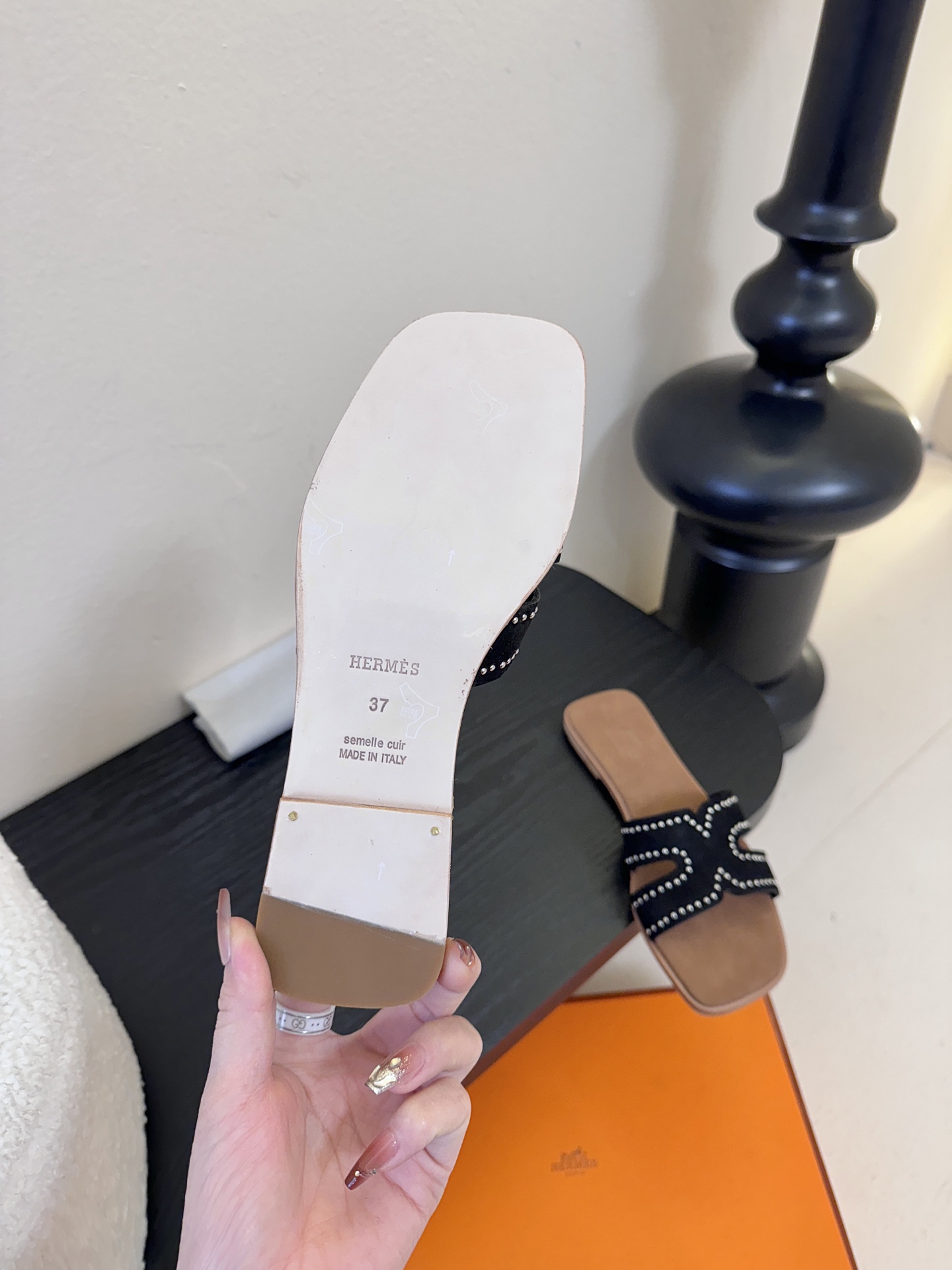 ❥SNGG简介｜简约H拖H拖在人潮中脱颖而出，是一件很好搭配的时髦单品，黑色的沉稳气质轻松百搭，加上经典