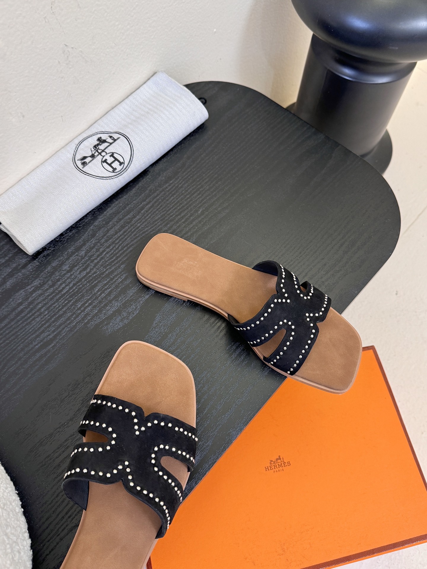 ❥SNGG简介｜简约H拖H拖在人潮中脱颖而出，是一件很好搭配的时髦单品，黑色的沉稳气质轻松百搭，加上经典