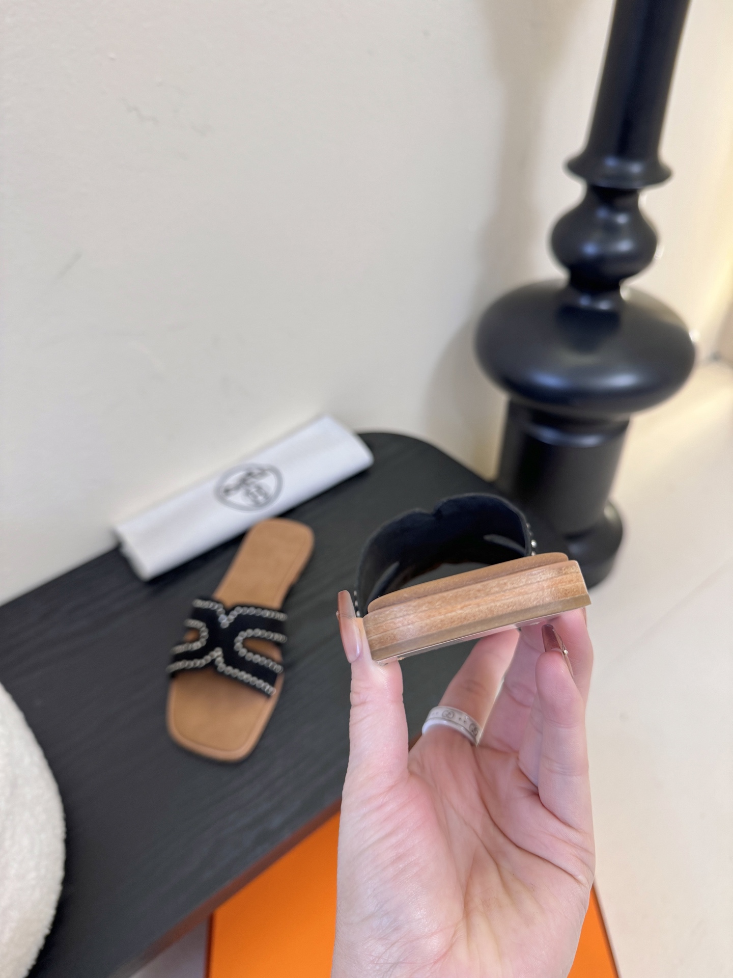 ❥SNGG简介｜简约H拖H拖在人潮中脱颖而出，是一件很好搭配的时髦单品，黑色的沉稳气质轻松百搭，加上经典