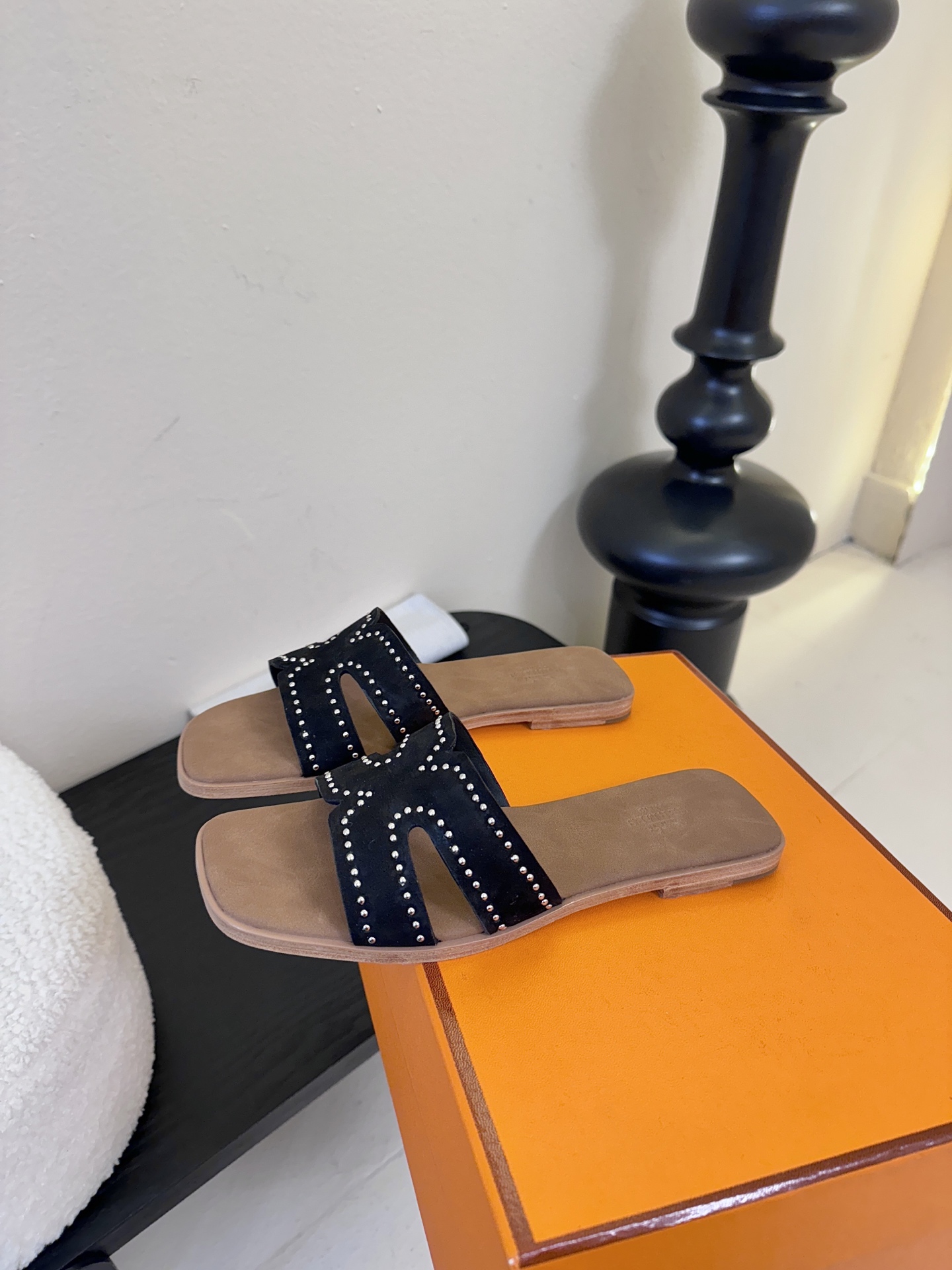 ❥SNGG简介｜简约H拖H拖在人潮中脱颖而出，是一件很好搭配的时髦单品，黑色的沉稳气质轻松百搭，加上经典