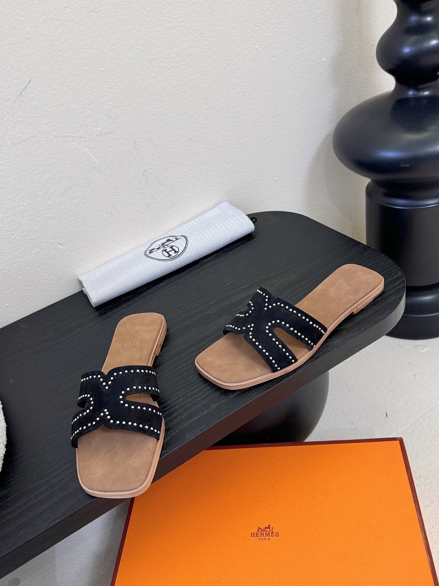 ❥SNGG简介｜简约H拖H拖在人潮中脱颖而出，是一件很好搭配的时髦单品，黑色的沉稳气质轻松百搭，加上经典