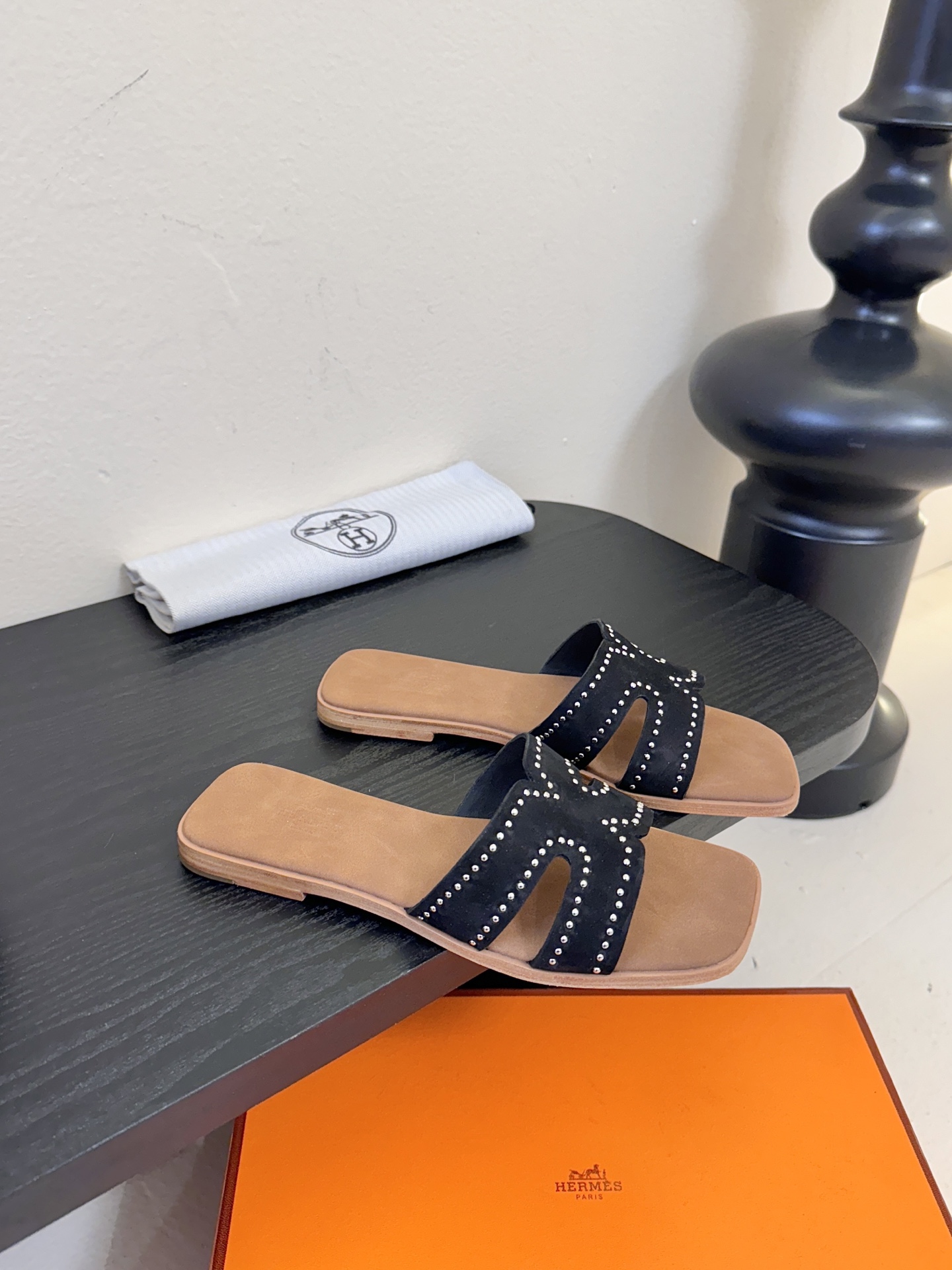 ❥SNGG简介｜简约H拖H拖在人潮中脱颖而出，是一件很好搭配的时髦单品，黑色的沉稳气质轻松百搭，加上经典