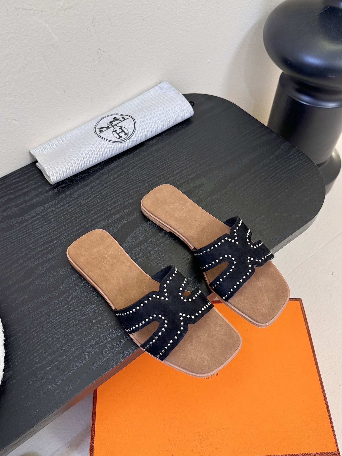 ❥SNGG简介｜简约H拖H拖在人潮中脱颖而出，是一件很好搭配的时髦单品，黑色的沉稳气质轻松百搭，加上经典