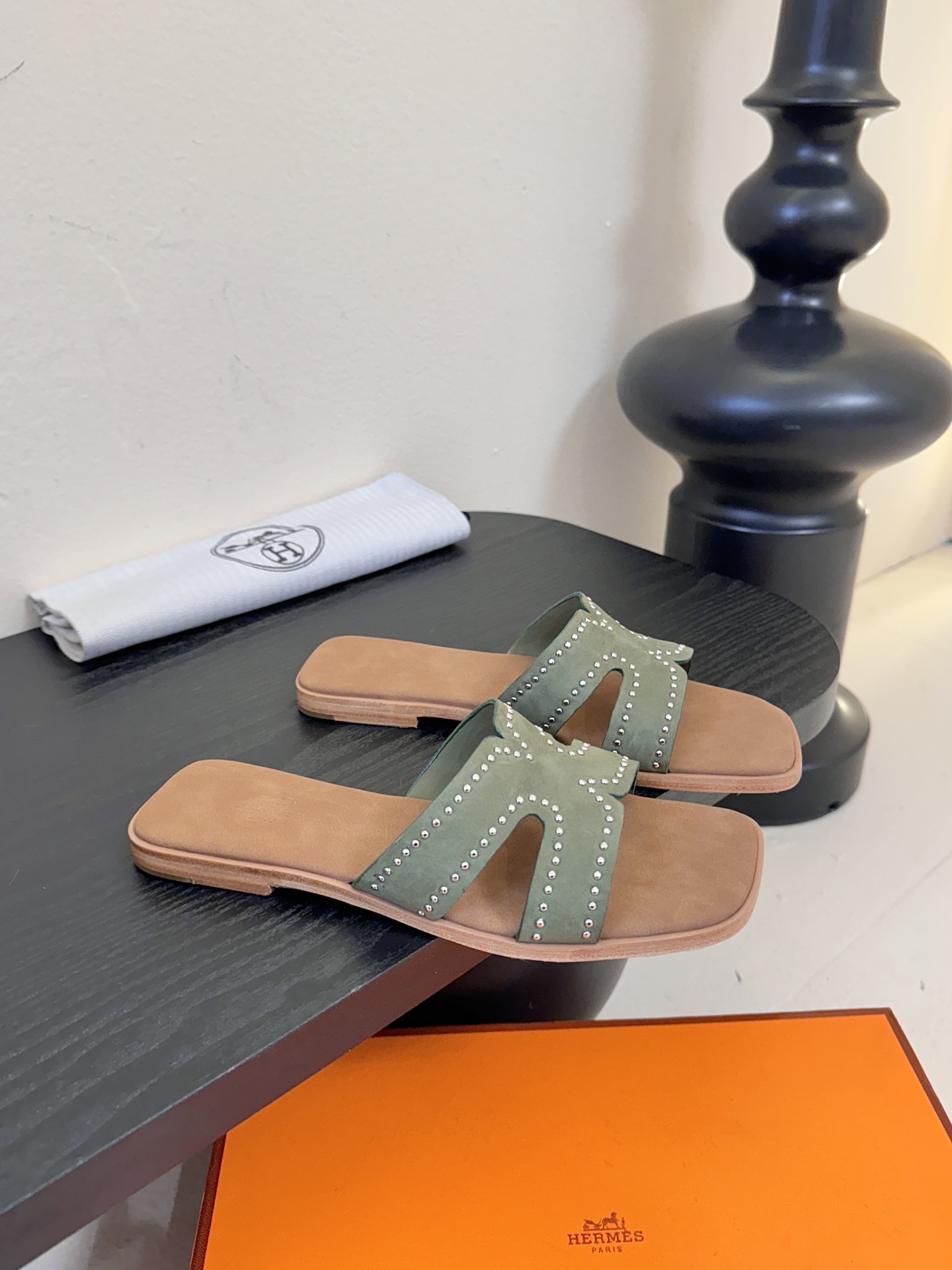 ❥SNGG简介｜简约H拖H拖在人潮中脱颖而出，是一件很好搭配的时髦单品，黑色的沉稳气质轻松百搭，加上经典