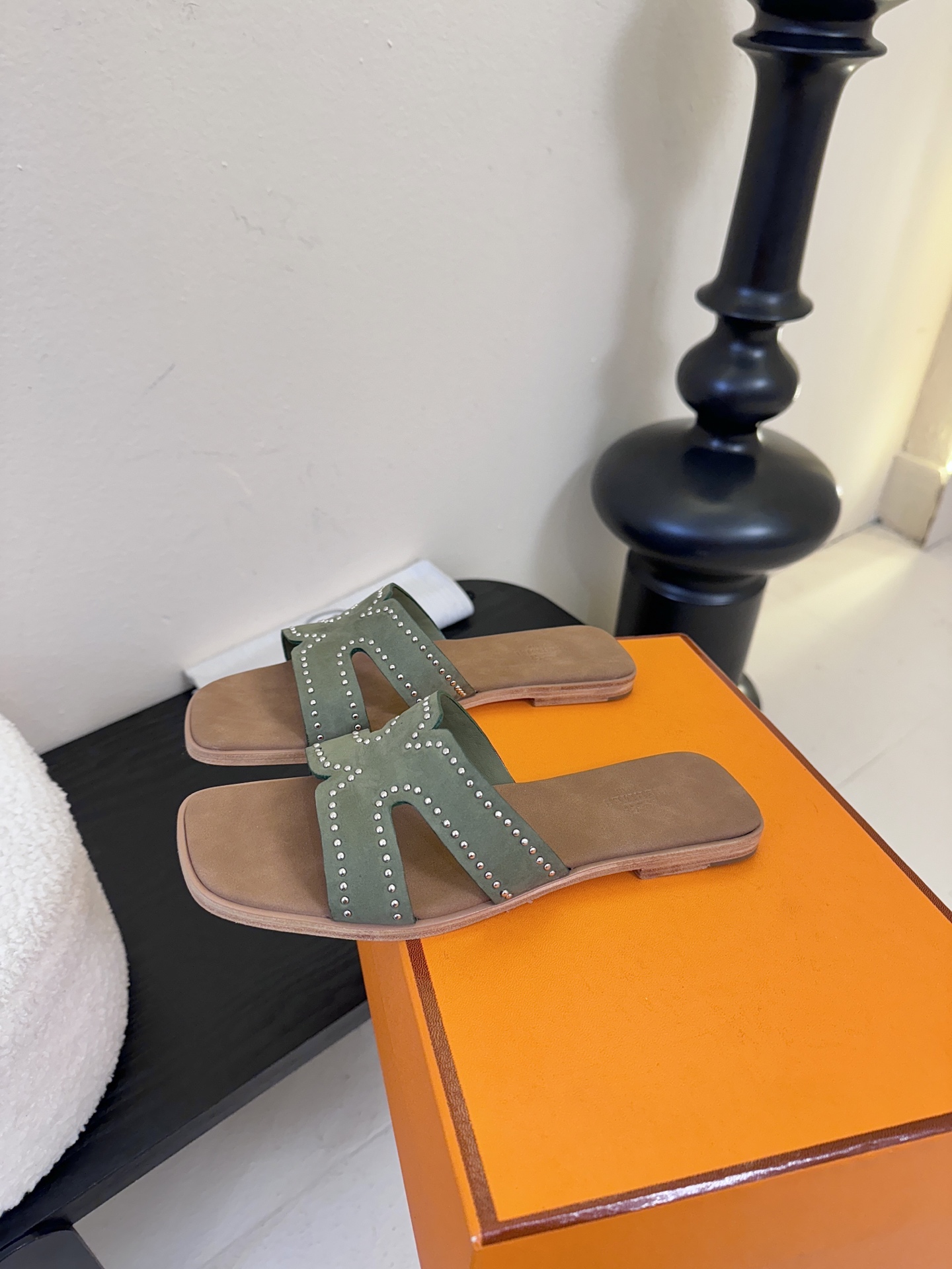 ❥SNGG简介｜简约H拖H拖在人潮中脱颖而出，是一件很好搭配的时髦单品，黑色的沉稳气质轻松百搭，加上经典