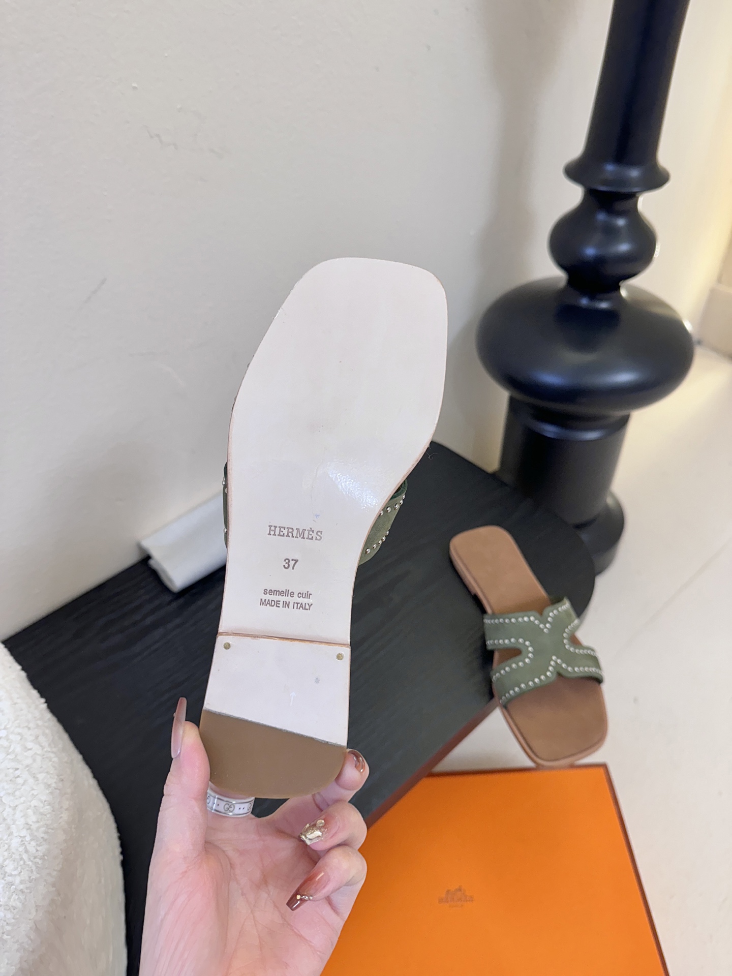 ❥SNGG简介｜简约H拖H拖在人潮中脱颖而出，是一件很好搭配的时髦单品，黑色的沉稳气质轻松百搭，加上经典