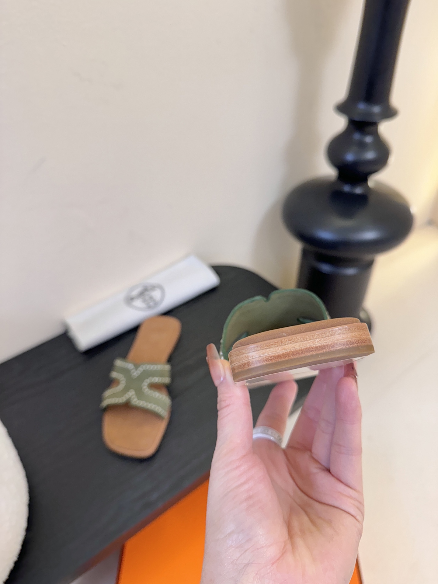 ❥SNGG简介｜简约H拖H拖在人潮中脱颖而出，是一件很好搭配的时髦单品，黑色的沉稳气质轻松百搭，加上经典