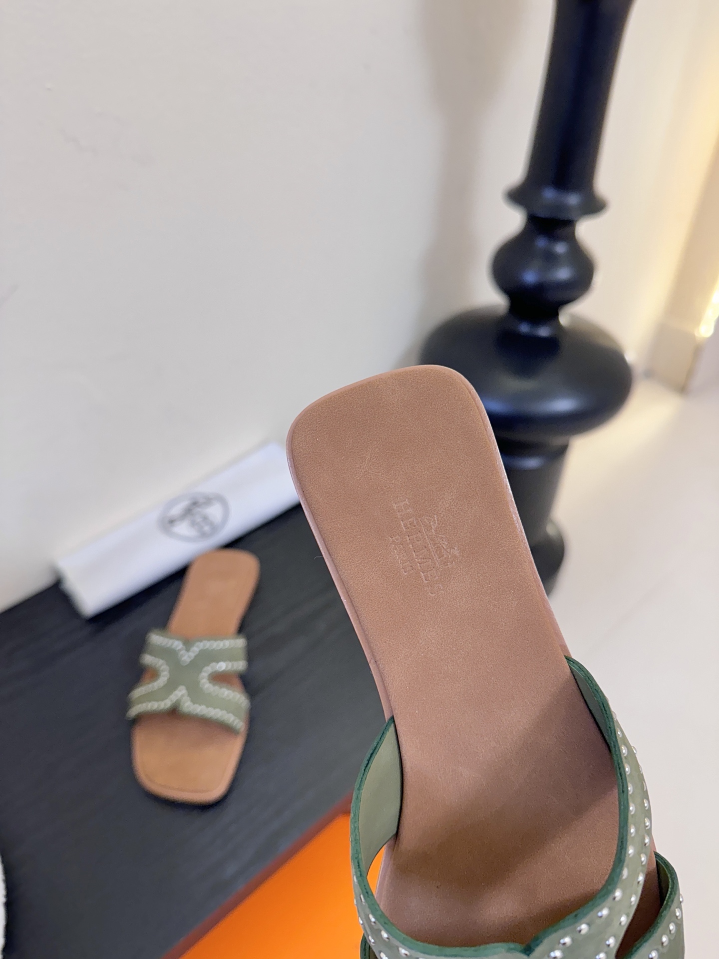 ❥SNGG简介｜简约H拖H拖在人潮中脱颖而出，是一件很好搭配的时髦单品，黑色的沉稳气质轻松百搭，加上经典