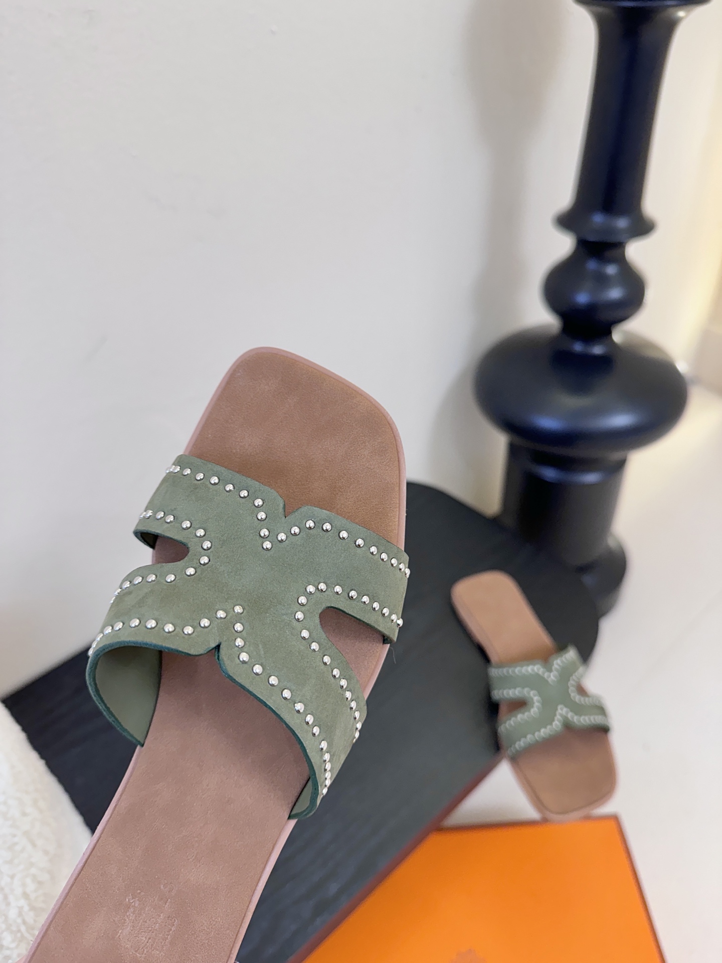 ❥SNGG简介｜简约H拖H拖在人潮中脱颖而出，是一件很好搭配的时髦单品，黑色的沉稳气质轻松百搭，加上经典