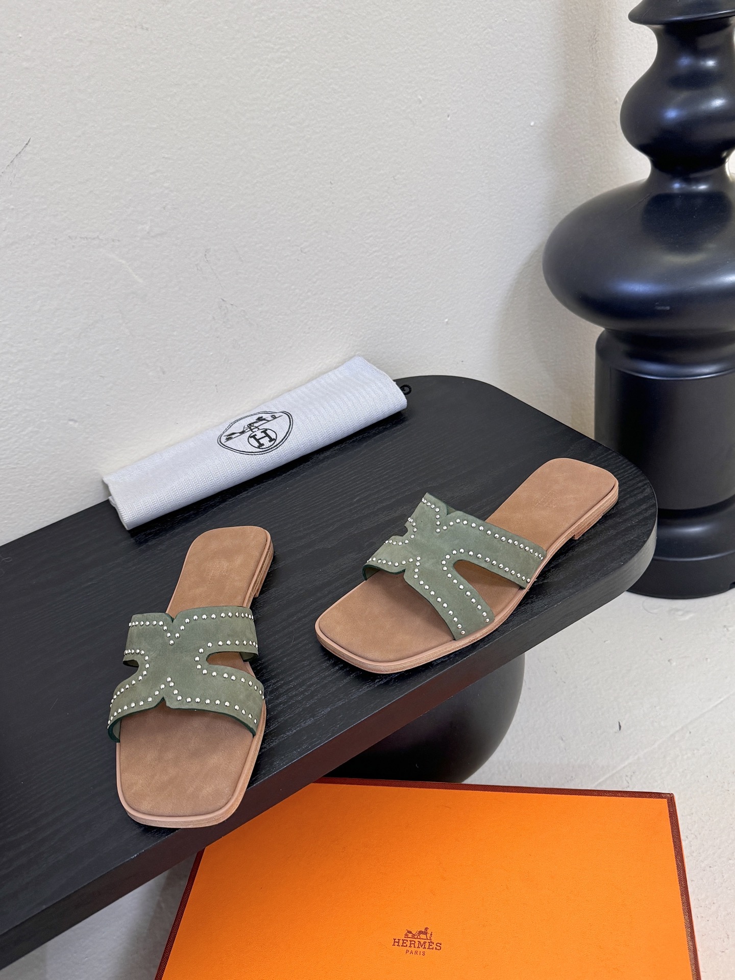 ❥SNGG简介｜简约H拖H拖在人潮中脱颖而出，是一件很好搭配的时髦单品，黑色的沉稳气质轻松百搭，加上经典