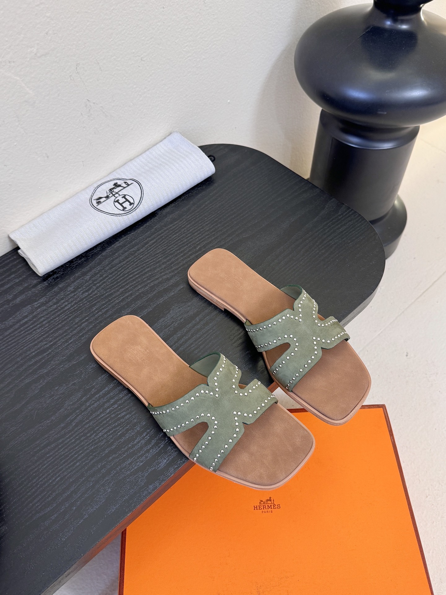 NO:706586,Introduction to SNGG｜Simple H-slippers H-slippers stand out in the crowd. They are a fashionable item that goes well with each other. The calm temperament of black is easy and versatile, and with the classic H style, you can finally run faster than people wearing slippers. The leather is very soft, and the soles are also original custom-made, adding a bit of urban and unrestrained feeling to the hot summer. - MATERIAL Material - Upper Original customized cowhide Lining Imported sheepskin outsole Genuine leather outsole Heel height, flat bottom, size #35～39 (4041 customized, non-refundable), slippers, slippers, cowhide, sheepskin, Leather soles19860909SNGG简介｜简约H拖 H拖在人潮中脱颖而出,是一件很好搭配的时髦单品,黑色的沉稳气质轻松百搭,加上经典的H样式,这回终于可以跑的比穿拖鞋的人快了,皮质很软,鞋底也是原版定制,给燥热的夏季增添了些许都市感和无拘无束的感觉. - MATERIAL 材质 - 鞋面 原版定制牛皮 內里 进口羊皮 大底 真皮大底 跟高 平底 size #35～39（4041定制不退换）,拖鞋,slippers,cowhide,sheepskin,Leather soles,Women's Shoes