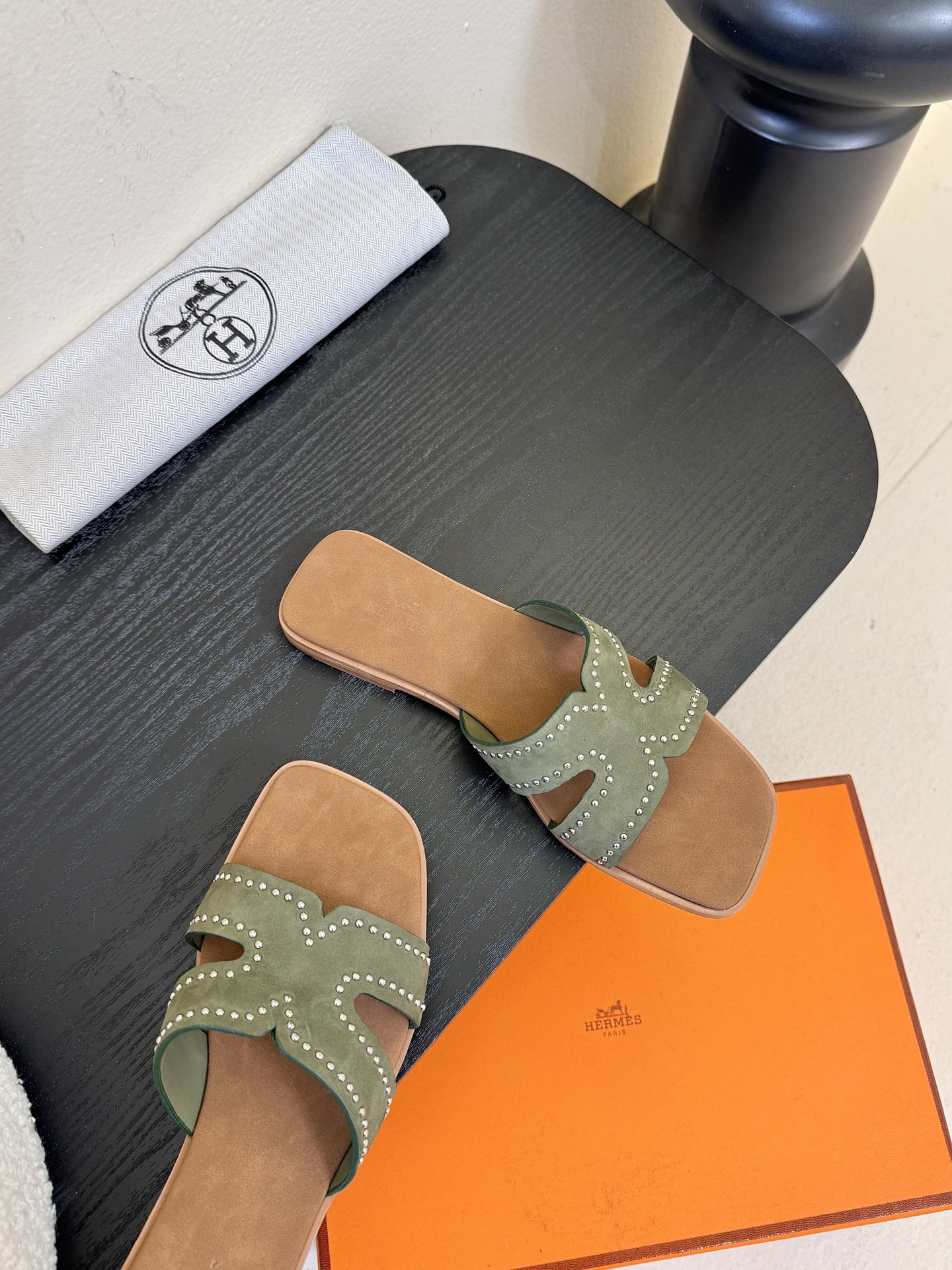 ❥SNGG简介｜简约H拖H拖在人潮中脱颖而出，是一件很好搭配的时髦单品，黑色的沉稳气质轻松百搭，加上经典