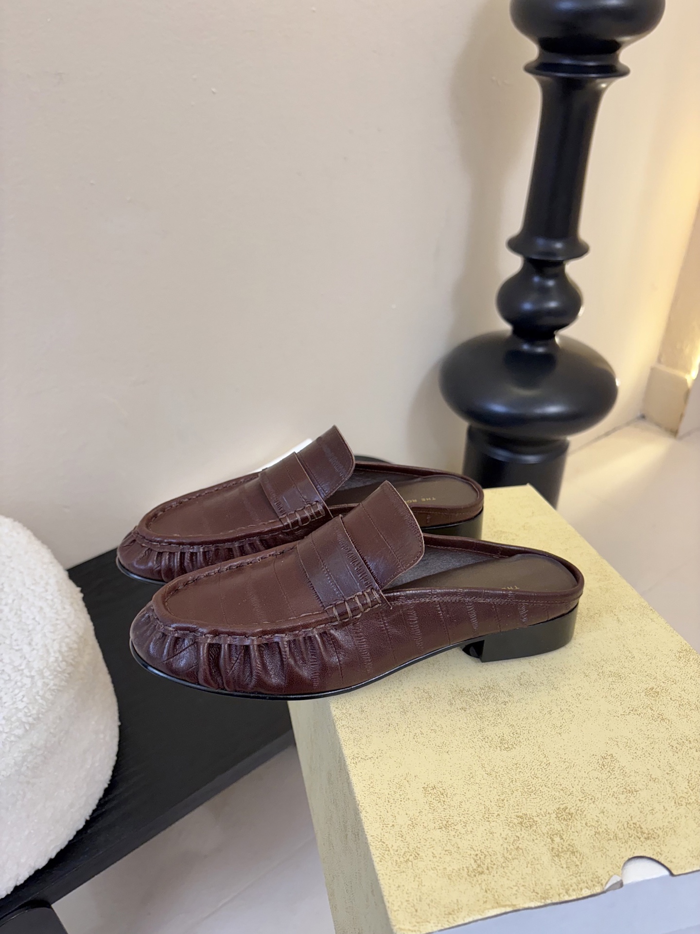 The row 26春夏经典鳗鱼纹中性复古摩登乐福鞋系列！法式极简风格！整体设计简约秀气又舒适，在鞋口的