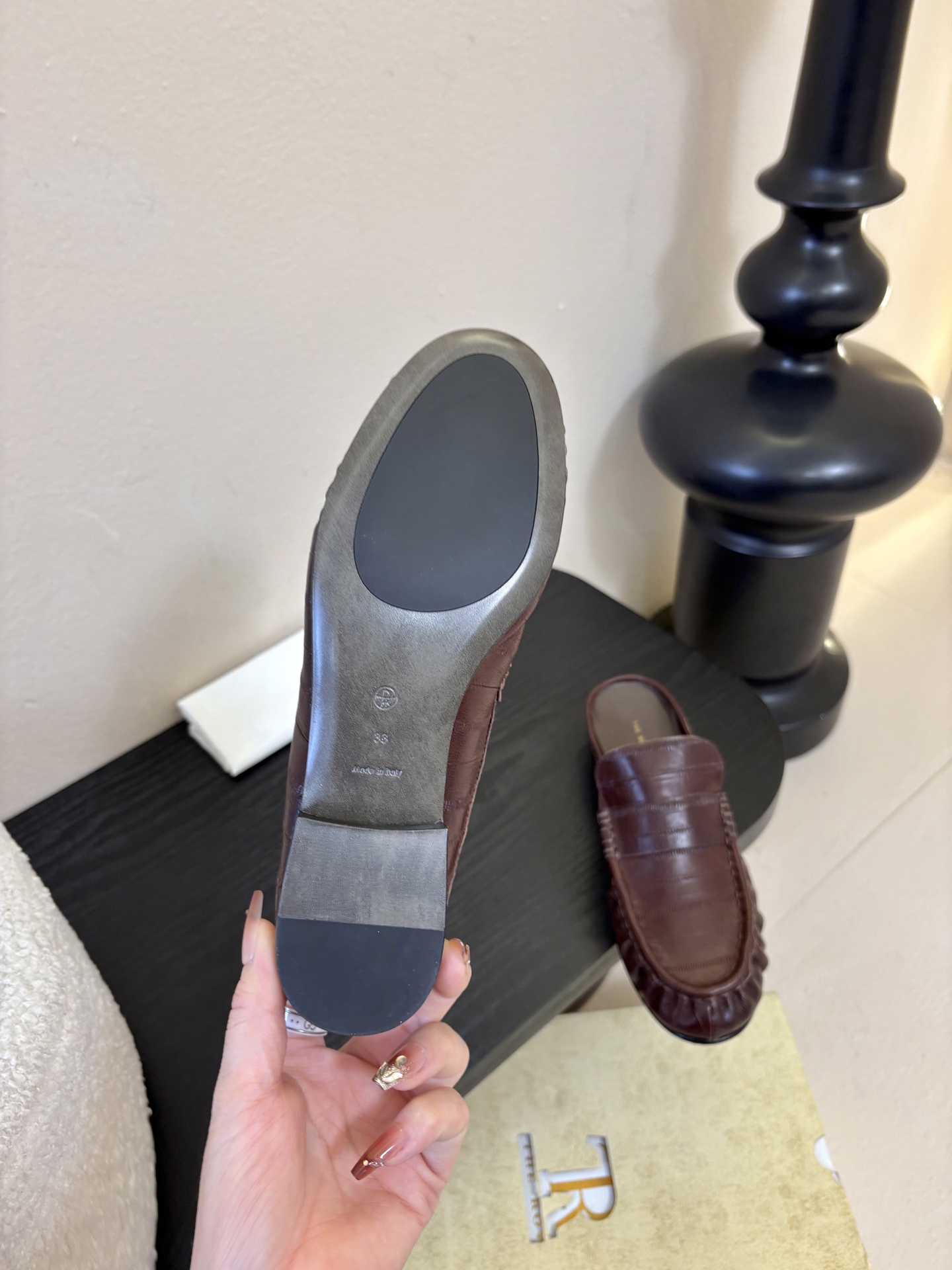 The row 26春夏经典鳗鱼纹中性复古摩登乐福鞋系列！法式极简风格！整体设计简约秀气又舒适，在鞋口的