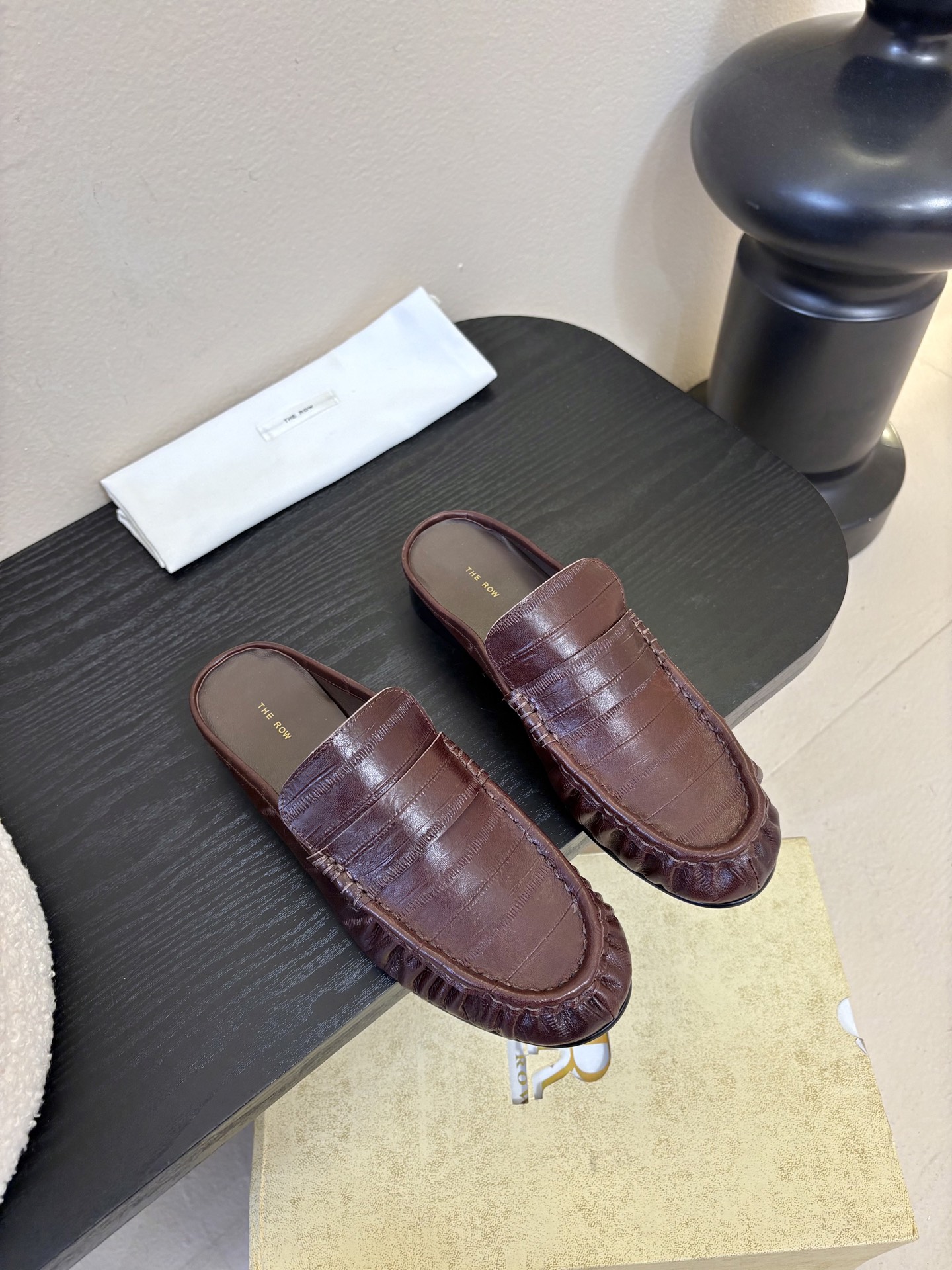 The row 26春夏经典鳗鱼纹中性复古摩登乐福鞋系列！法式极简风格！整体设计简约秀气又舒适，在鞋口的