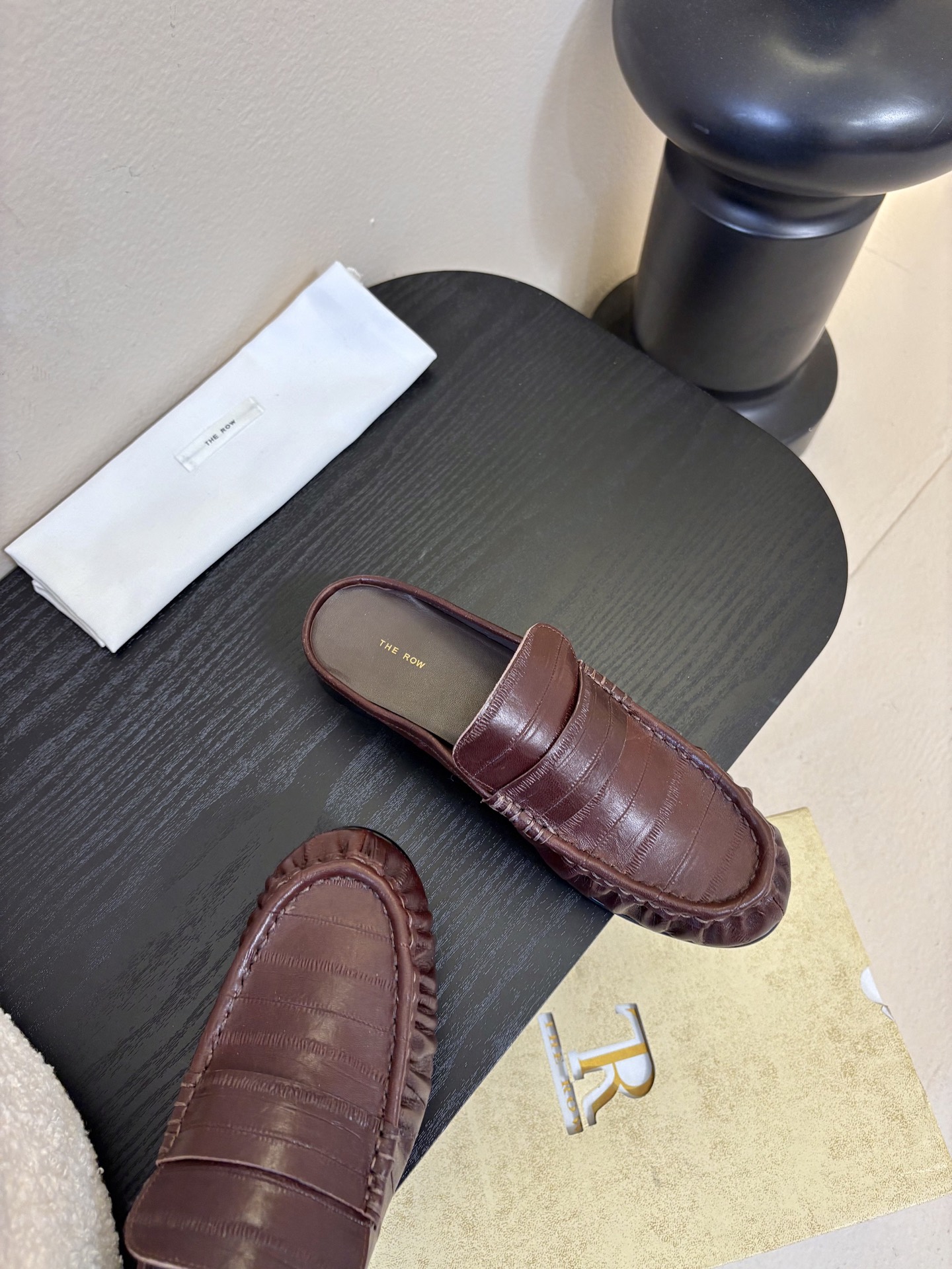 The row 26春夏经典鳗鱼纹中性复古摩登乐福鞋系列！法式极简风格！整体设计简约秀气又舒适，在鞋口的