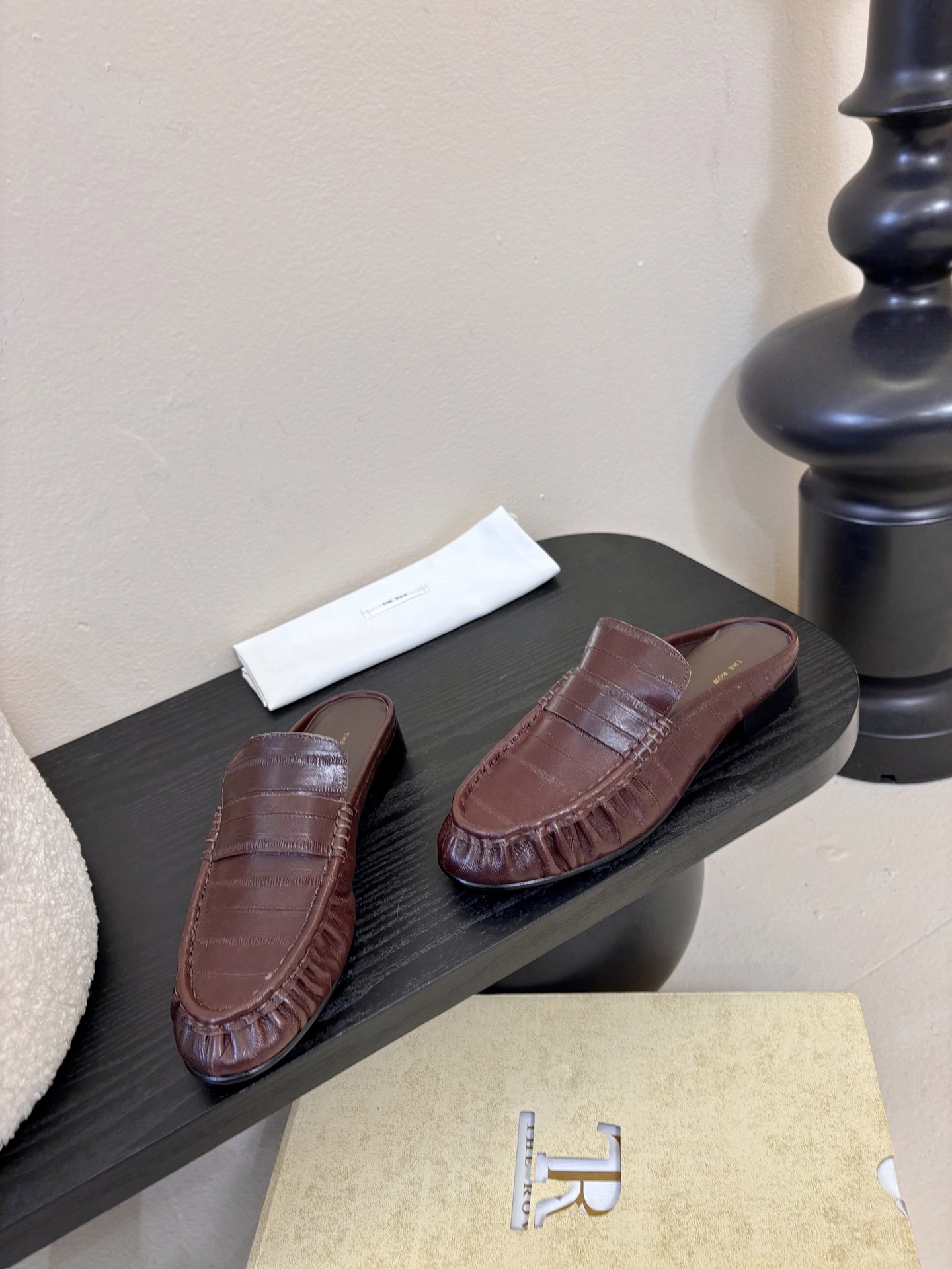 The row 26春夏经典鳗鱼纹中性复古摩登乐福鞋系列！法式极简风格！整体设计简约秀气又舒适，在鞋口的