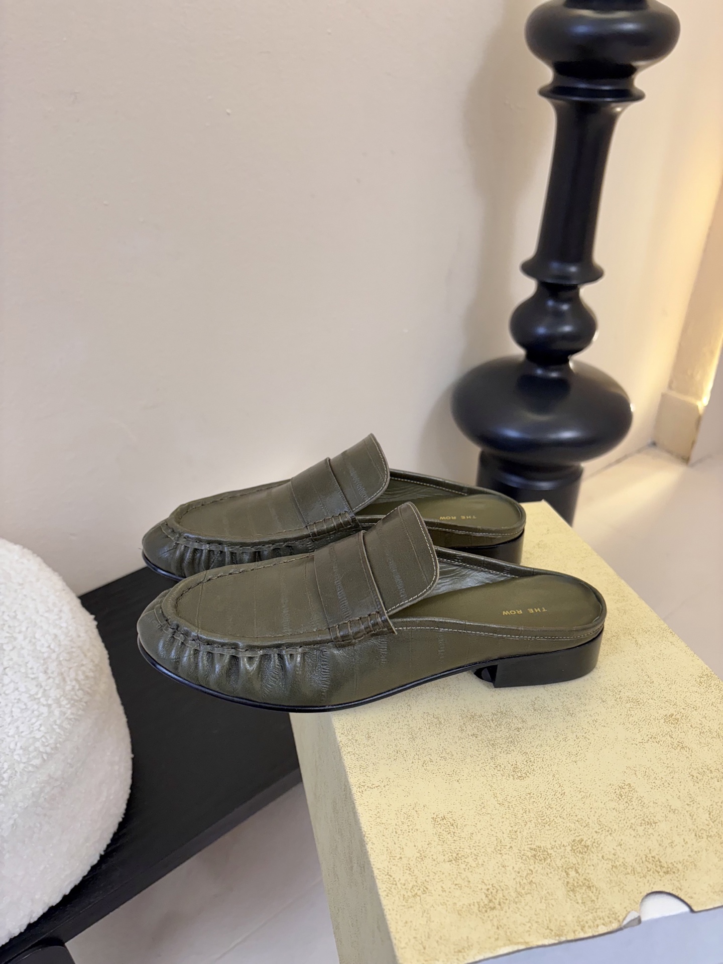 The row 26春夏经典鳗鱼纹中性复古摩登乐福鞋系列！法式极简风格！整体设计简约秀气又舒适，在鞋口的