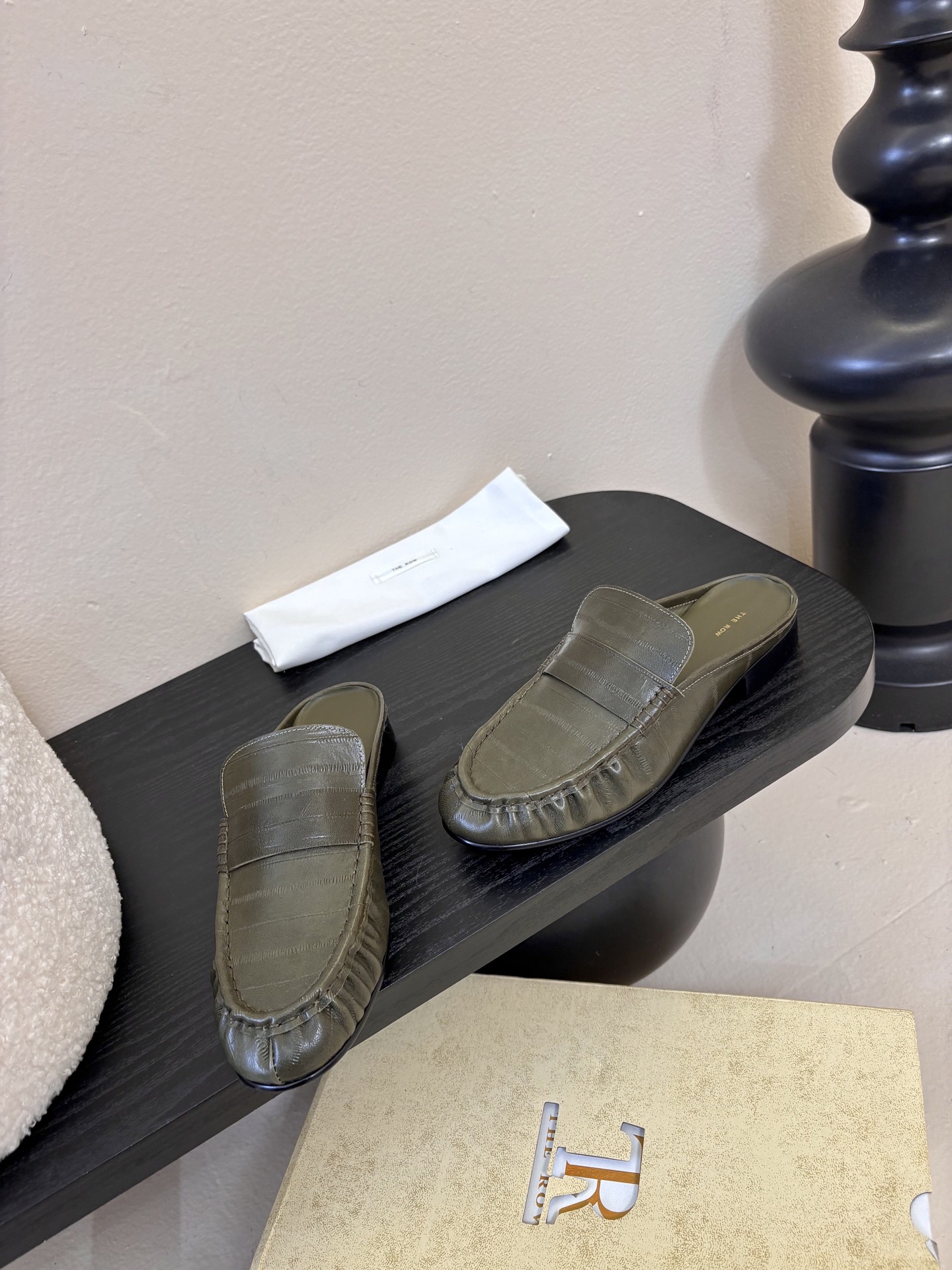 The row 26春夏经典鳗鱼纹中性复古摩登乐福鞋系列！法式极简风格！整体设计简约秀气又舒适，在鞋口的