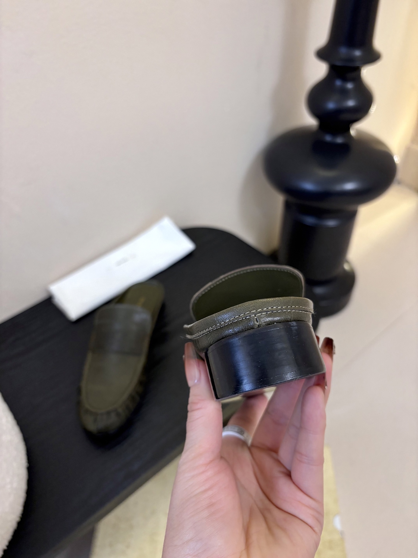 The row 26春夏经典鳗鱼纹中性复古摩登乐福鞋系列！法式极简风格！整体设计简约秀气又舒适，在鞋口的