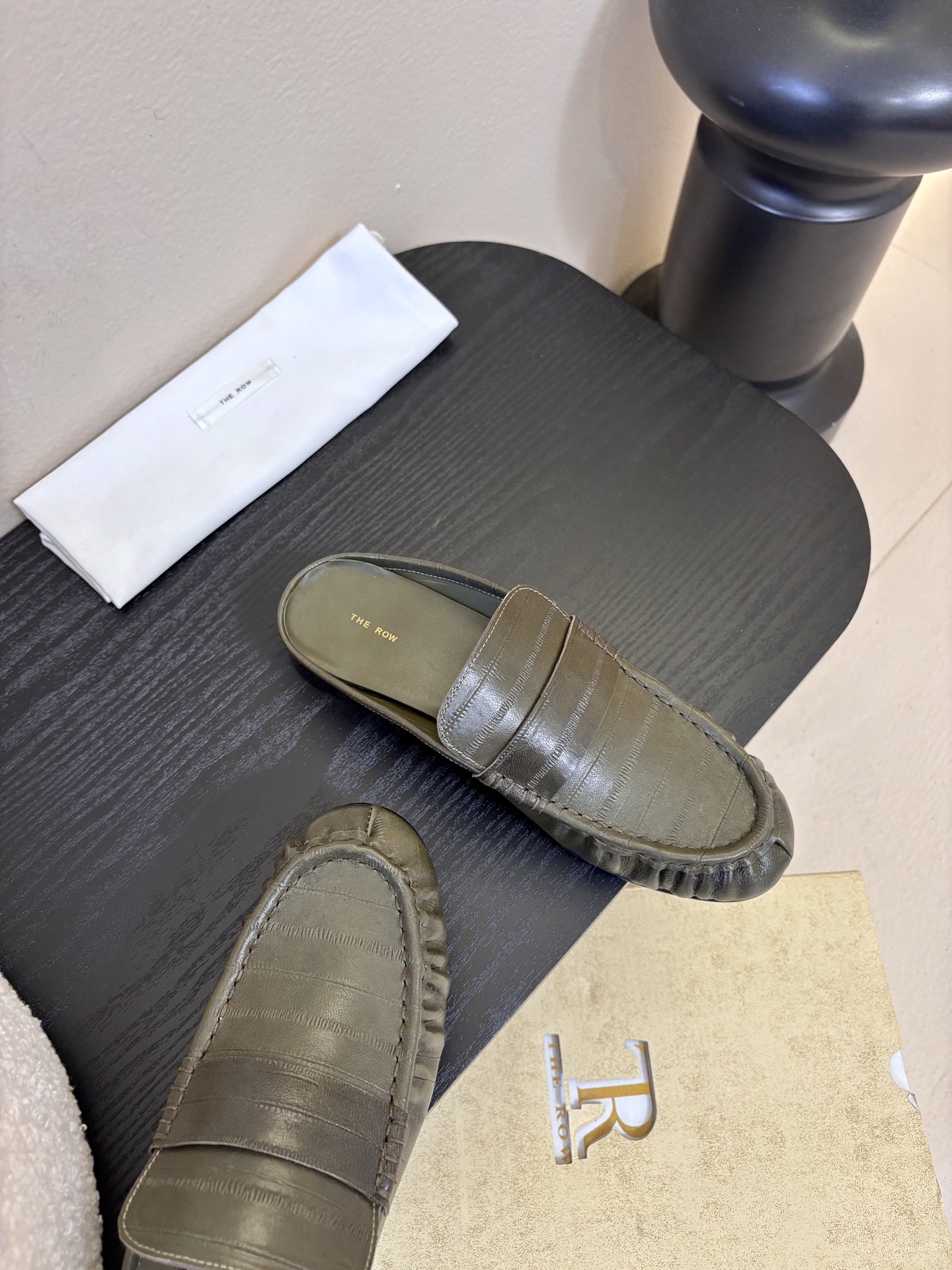 The row 26春夏经典鳗鱼纹中性复古摩登乐福鞋系列！法式极简风格！整体设计简约秀气又舒适，在鞋口的