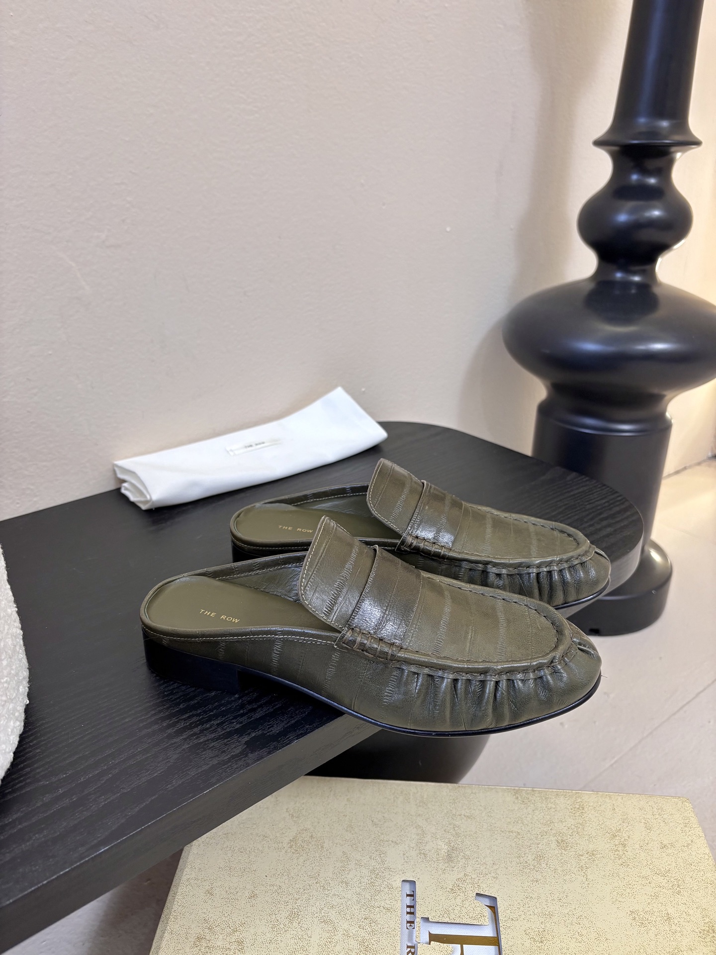 The row 26春夏经典鳗鱼纹中性复古摩登乐福鞋系列！法式极简风格！整体设计简约秀气又舒适，在鞋口的