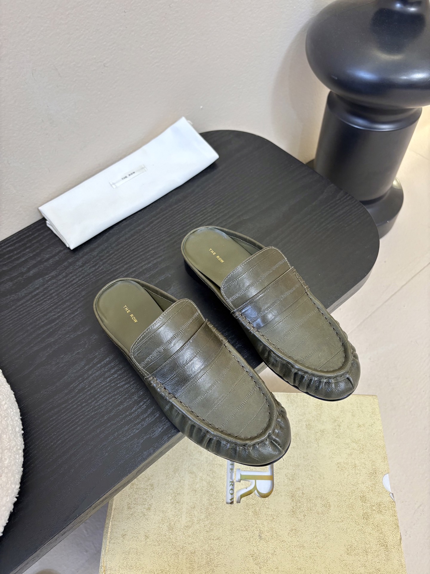 The row 26春夏经典鳗鱼纹中性复古摩登乐福鞋系列！法式极简风格！整体设计简约秀气又舒适，在鞋口的