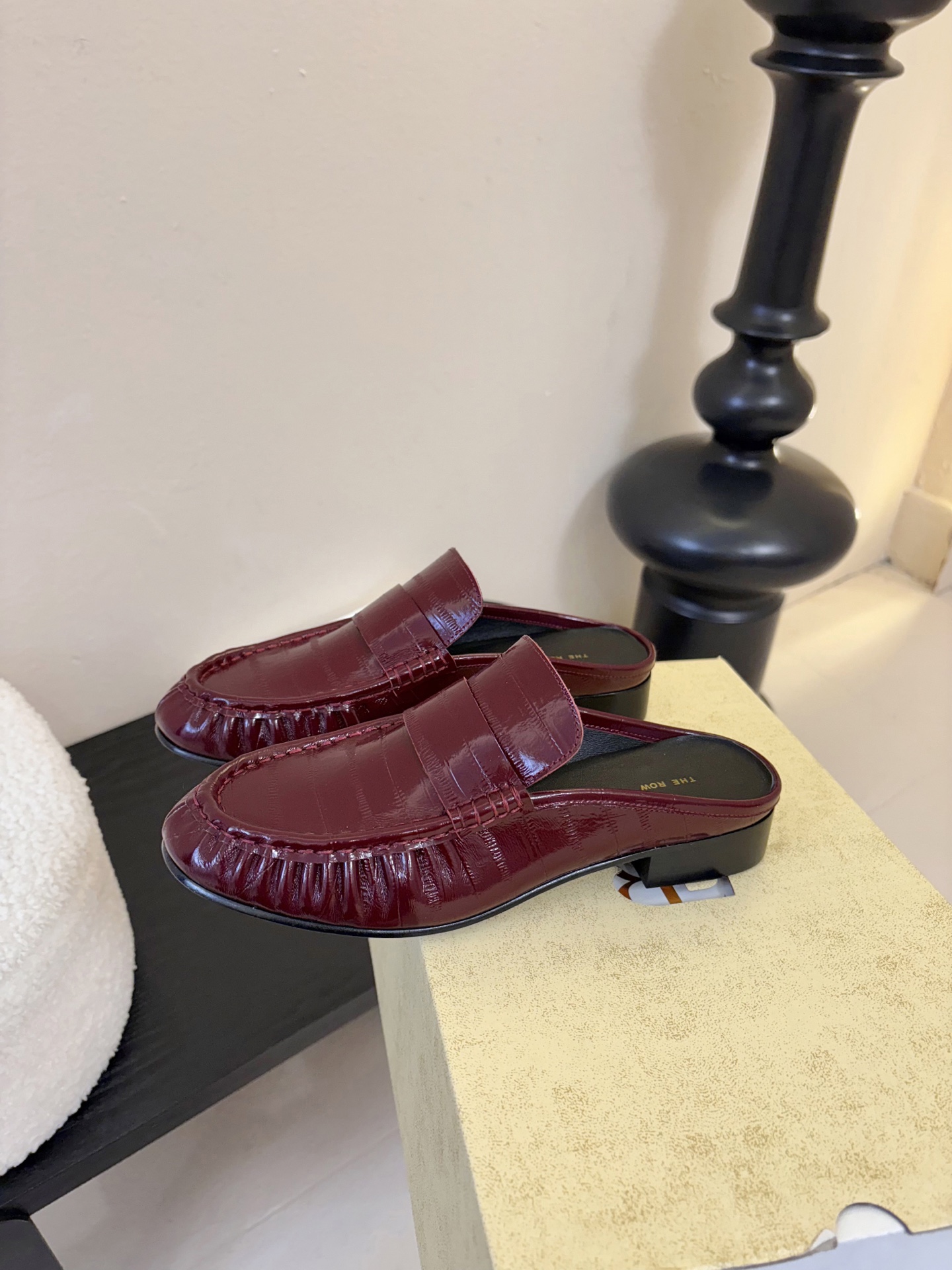 The row 26春夏经典鳗鱼纹中性复古摩登乐福鞋系列！法式极简风格！整体设计简约秀气又舒适，在鞋口的