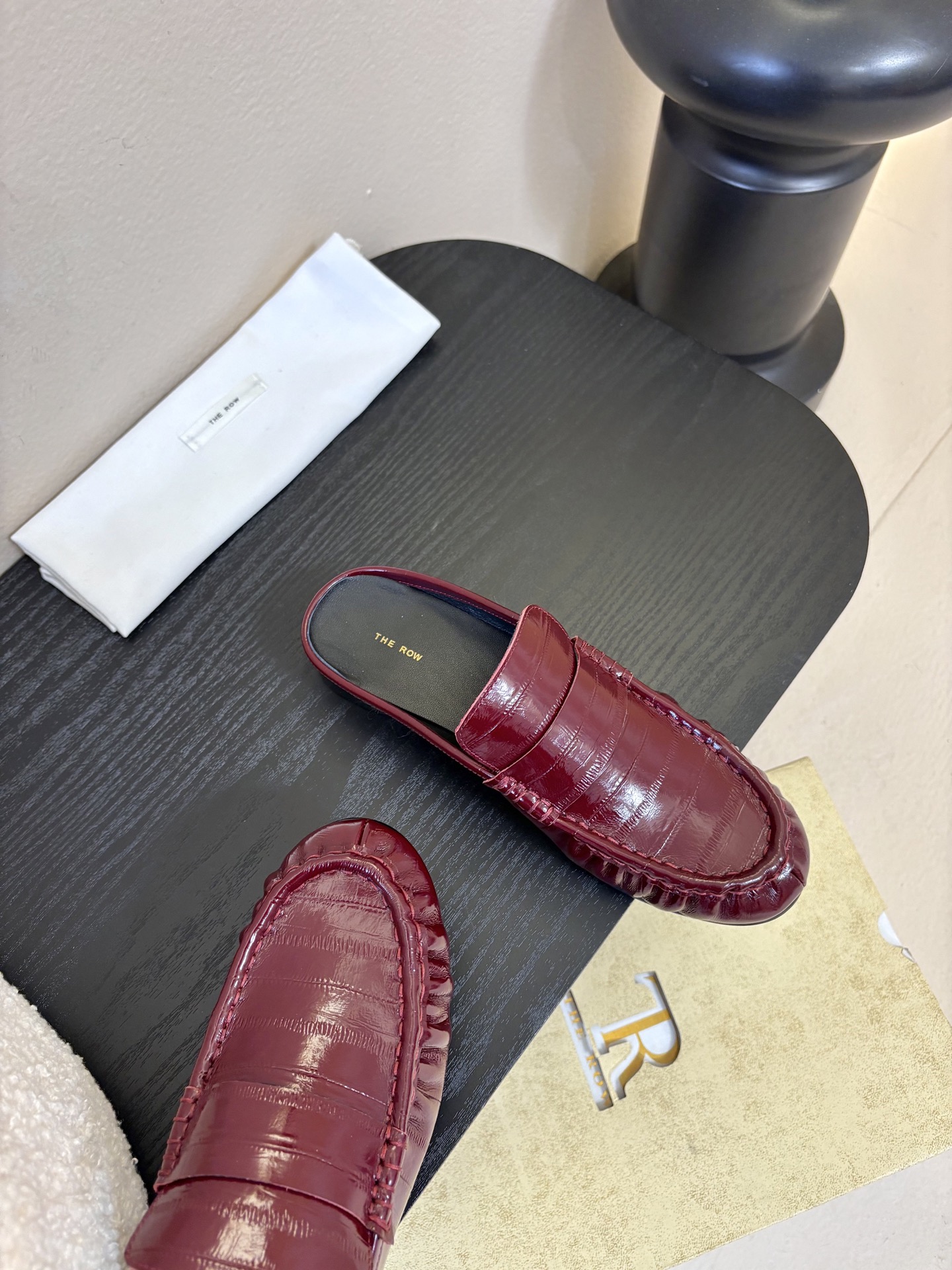 The row 26春夏经典鳗鱼纹中性复古摩登乐福鞋系列！法式极简风格！整体设计简约秀气又舒适，在鞋口的