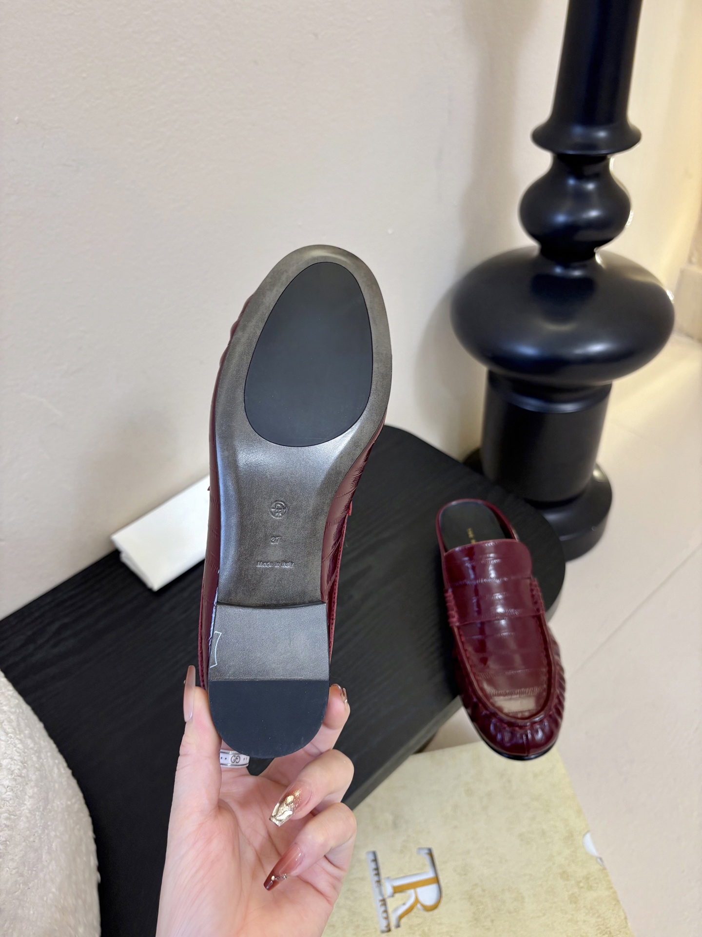 The row 26春夏经典鳗鱼纹中性复古摩登乐福鞋系列！法式极简风格！整体设计简约秀气又舒适，在鞋口的