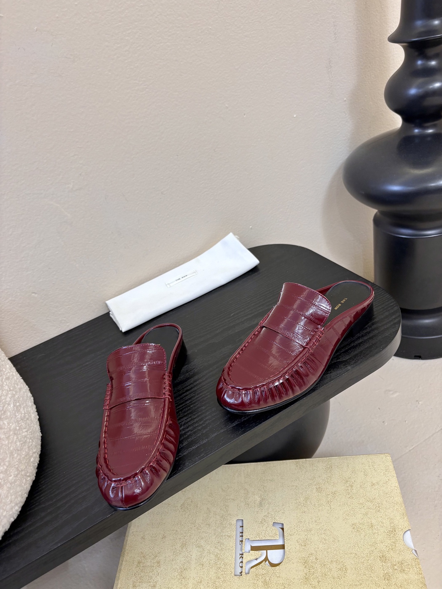 The row 26春夏经典鳗鱼纹中性复古摩登乐福鞋系列！法式极简风格！整体设计简约秀气又舒适，在鞋口的