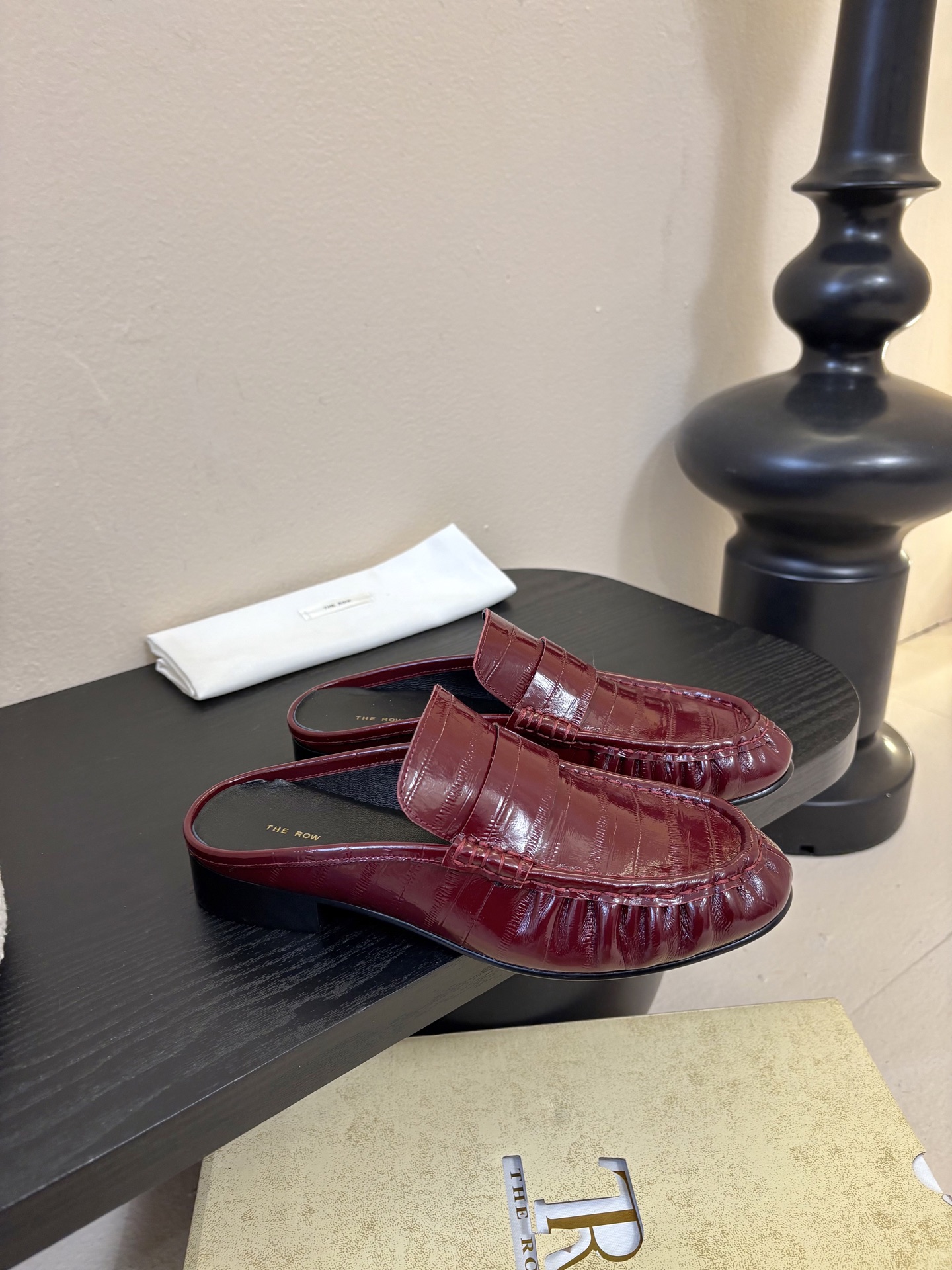 The row 26春夏经典鳗鱼纹中性复古摩登乐福鞋系列！法式极简风格！整体设计简约秀气又舒适，在鞋口的