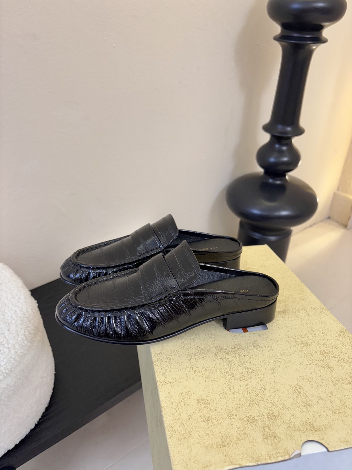 The row 26春夏经典鳗鱼纹中性复古摩登乐福鞋系列！法式极简风格！整体设计简约秀气又舒适，在鞋口的