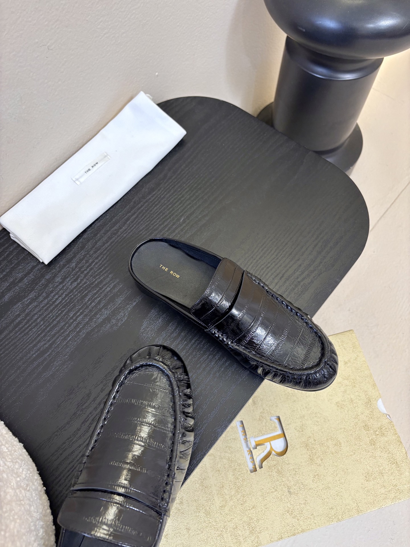 The row 26春夏经典鳗鱼纹中性复古摩登乐福鞋系列！法式极简风格！整体设计简约秀气又舒适，在鞋口的