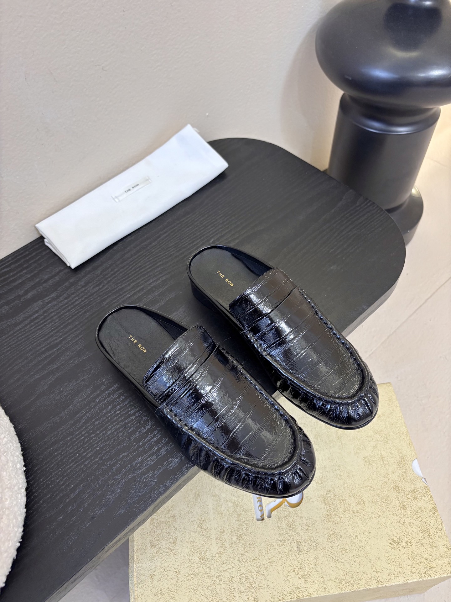 The row 26春夏经典鳗鱼纹中性复古摩登乐福鞋系列！法式极简风格！整体设计简约秀气又舒适，在鞋口的