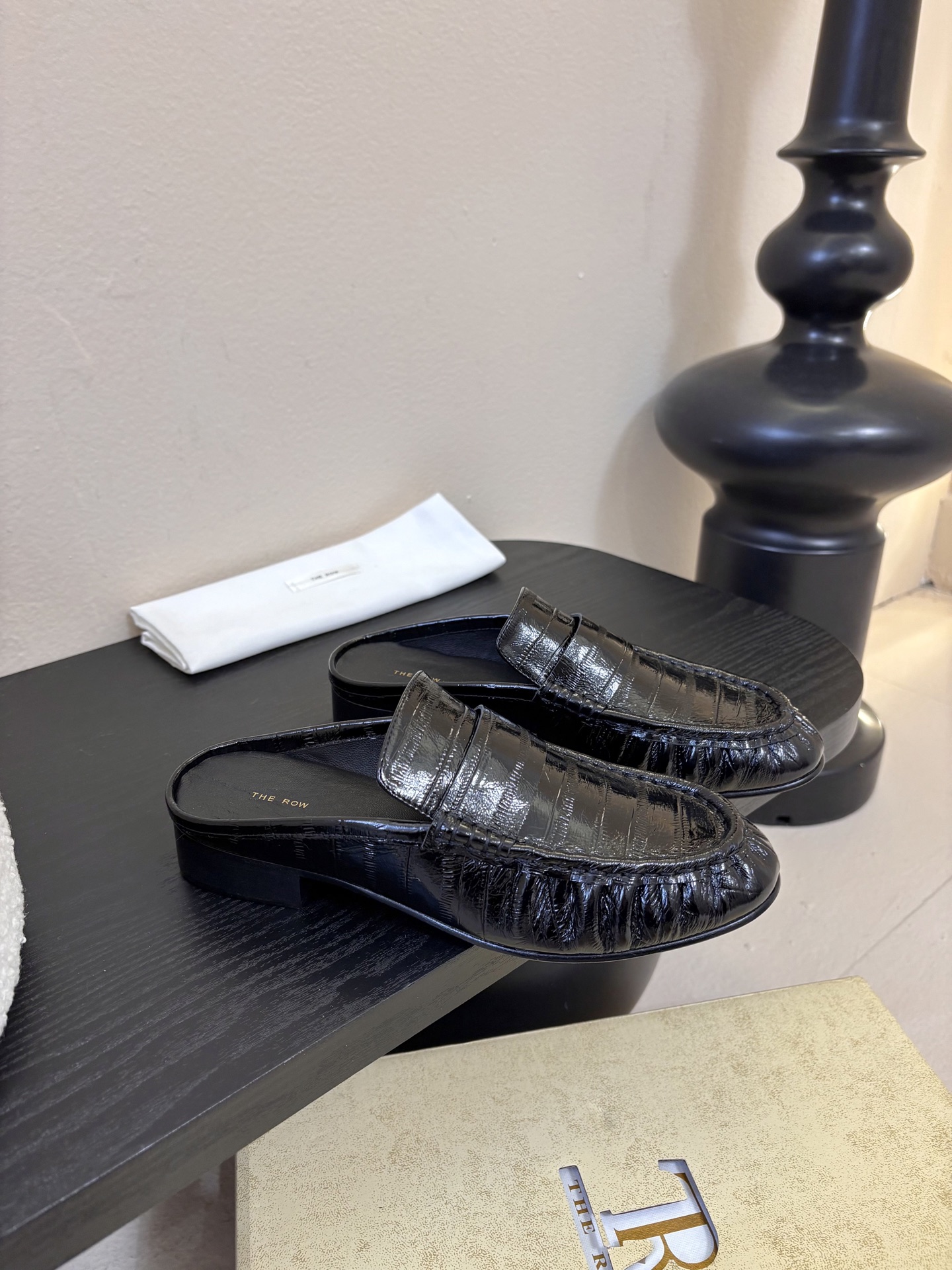 The row 26春夏经典鳗鱼纹中性复古摩登乐福鞋系列！法式极简风格！整体设计简约秀气又舒适，在鞋口的