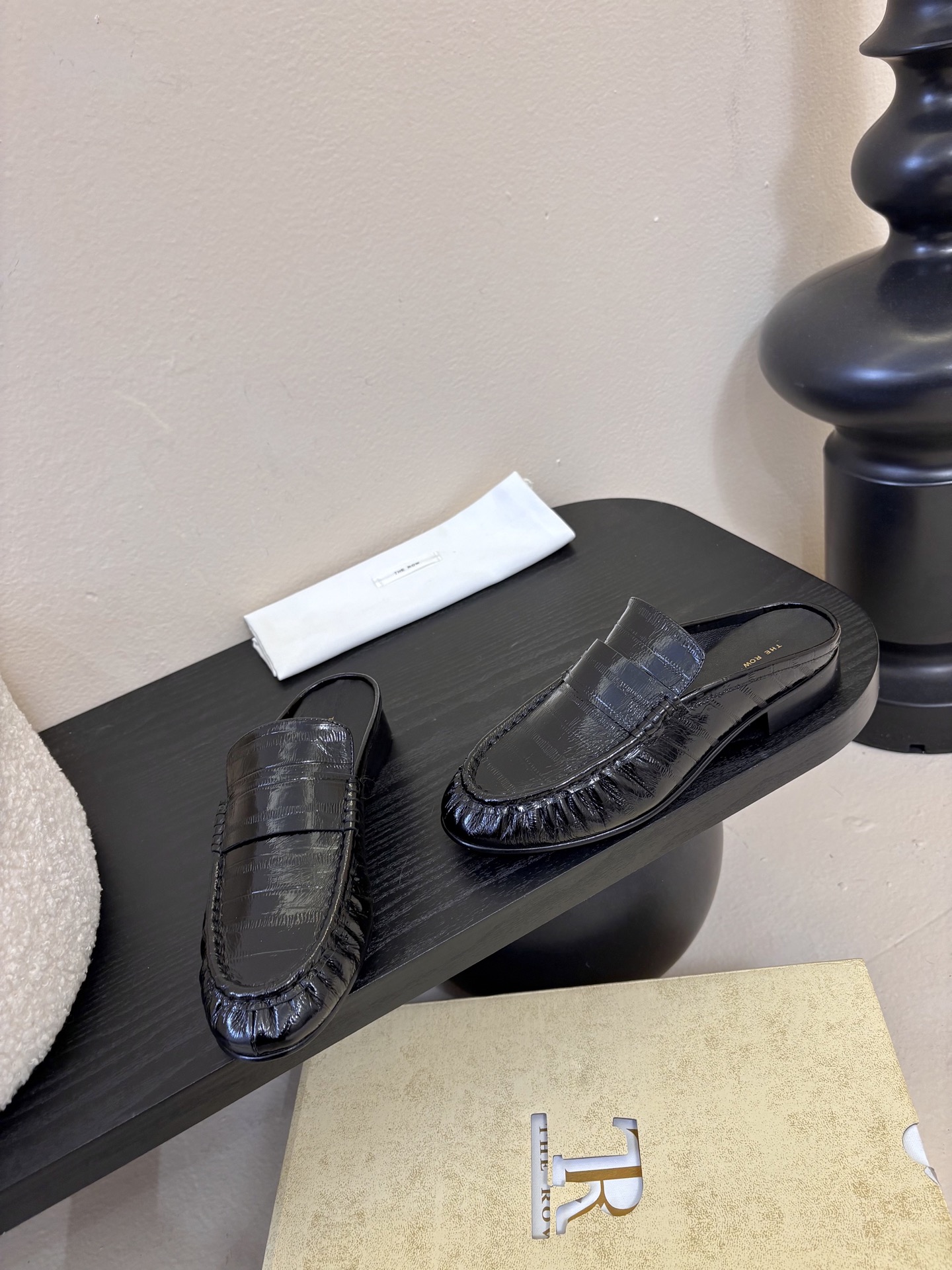 The row 26春夏经典鳗鱼纹中性复古摩登乐福鞋系列！法式极简风格！整体设计简约秀气又舒适，在鞋口的