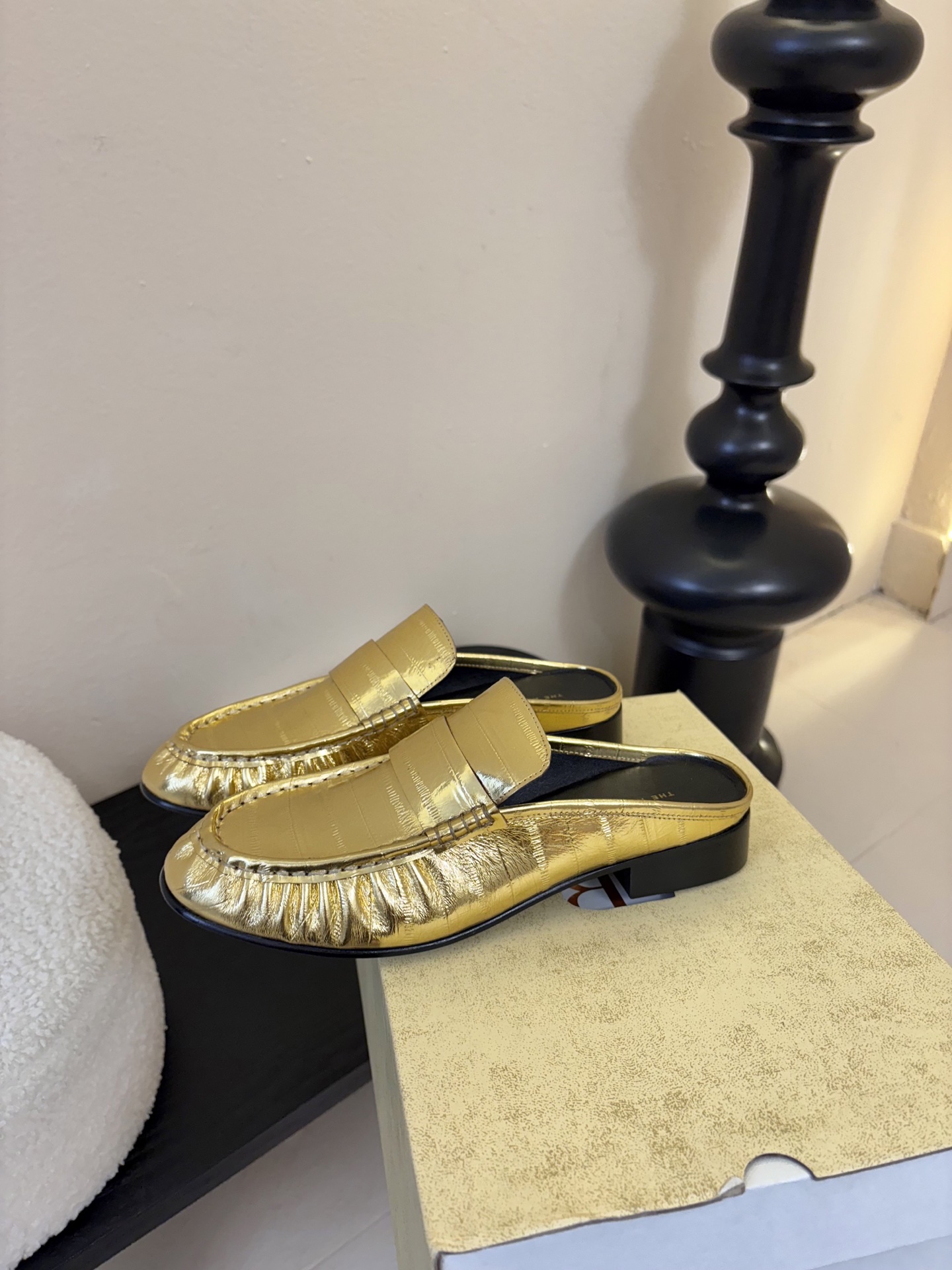 The row 26春夏经典鳗鱼纹中性复古摩登乐福鞋系列！法式极简风格！整体设计简约秀气又舒适，在鞋口的