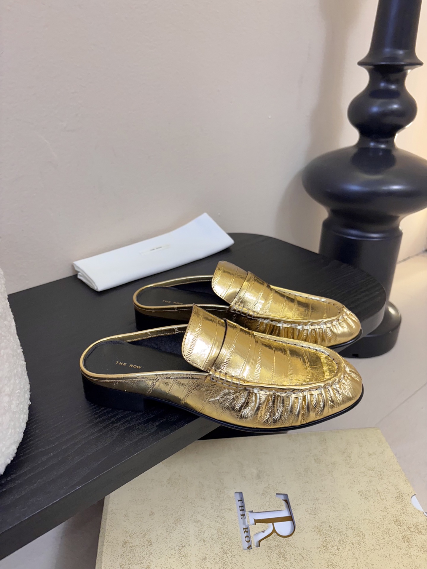 The row 26春夏经典鳗鱼纹中性复古摩登乐福鞋系列！法式极简风格！整体设计简约秀气又舒适，在鞋口的