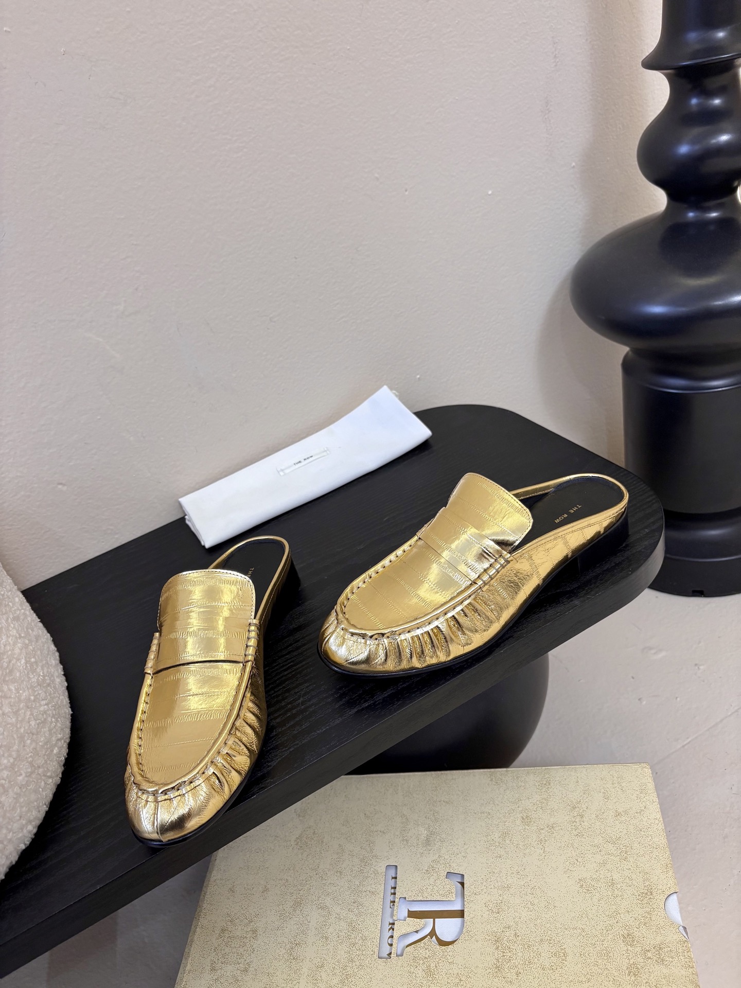 The row 26春夏经典鳗鱼纹中性复古摩登乐福鞋系列！法式极简风格！整体设计简约秀气又舒适，在鞋口的