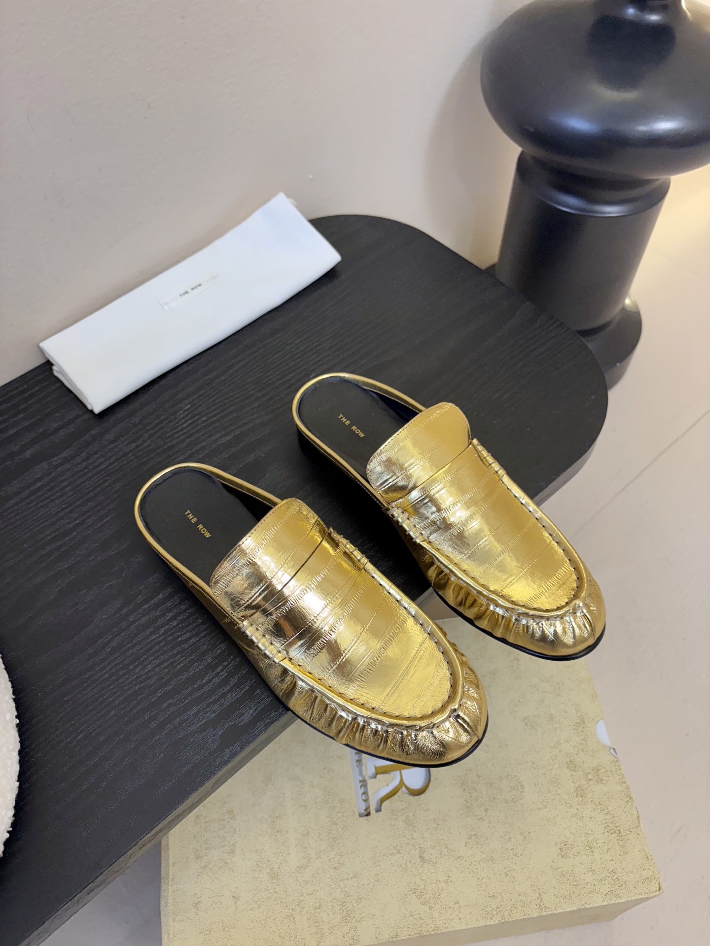 The row 26春夏经典鳗鱼纹中性复古摩登乐福鞋系列！法式极简风格！整体设计简约秀气又舒适，在鞋口的