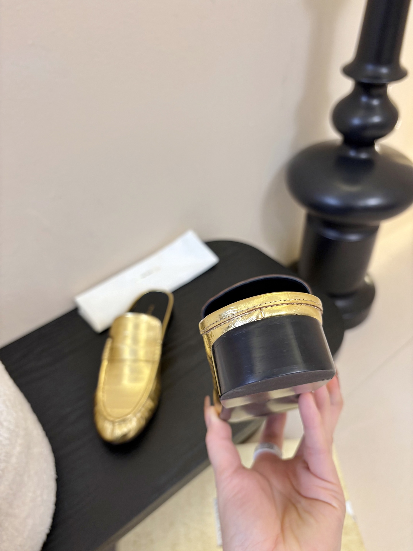 The row 26春夏经典鳗鱼纹中性复古摩登乐福鞋系列！法式极简风格！整体设计简约秀气又舒适，在鞋口的